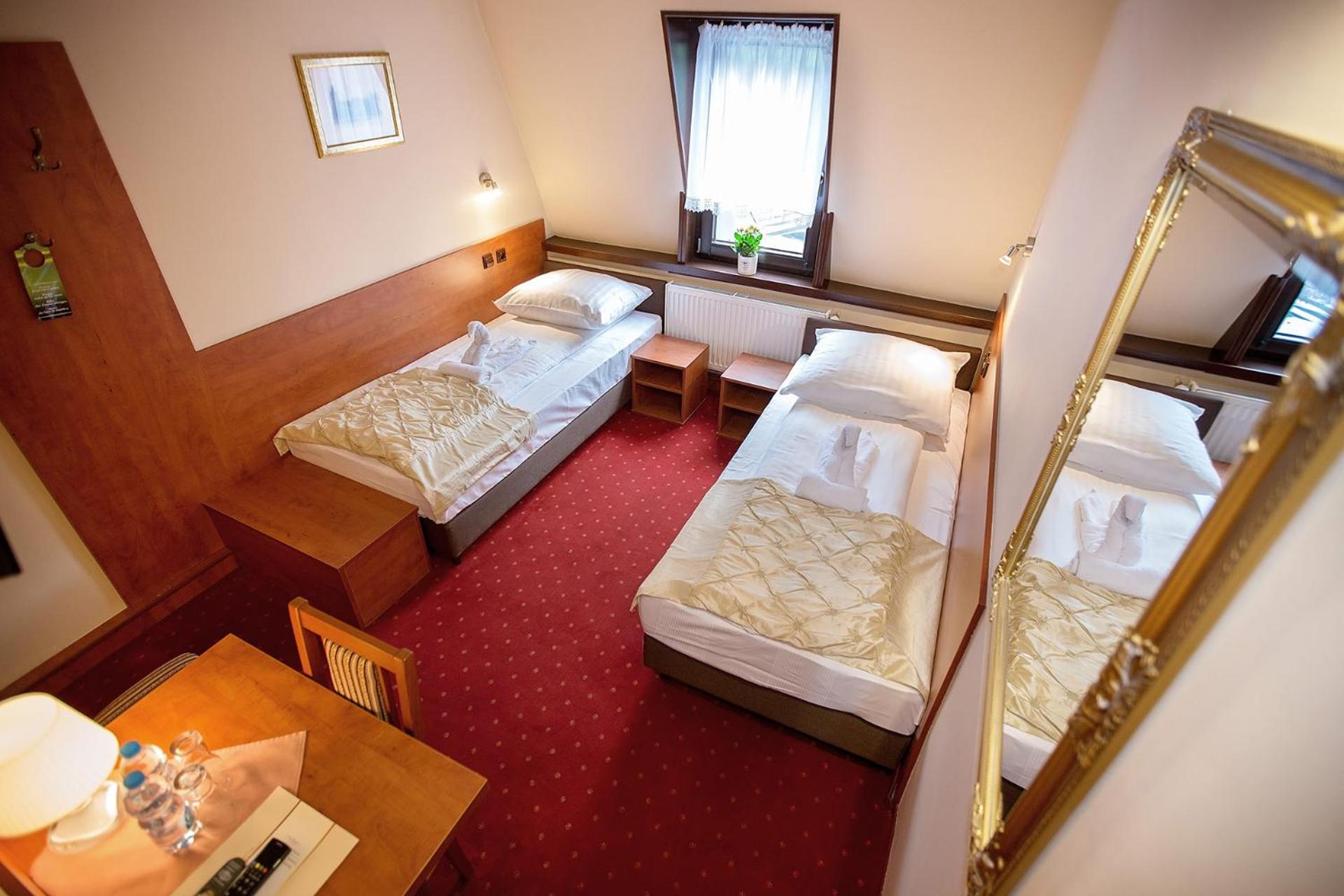 Standard Twin Room - Photo 4