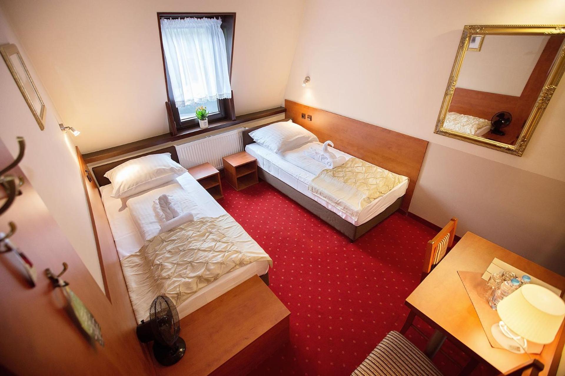 Standard Twin Room - Photo 3