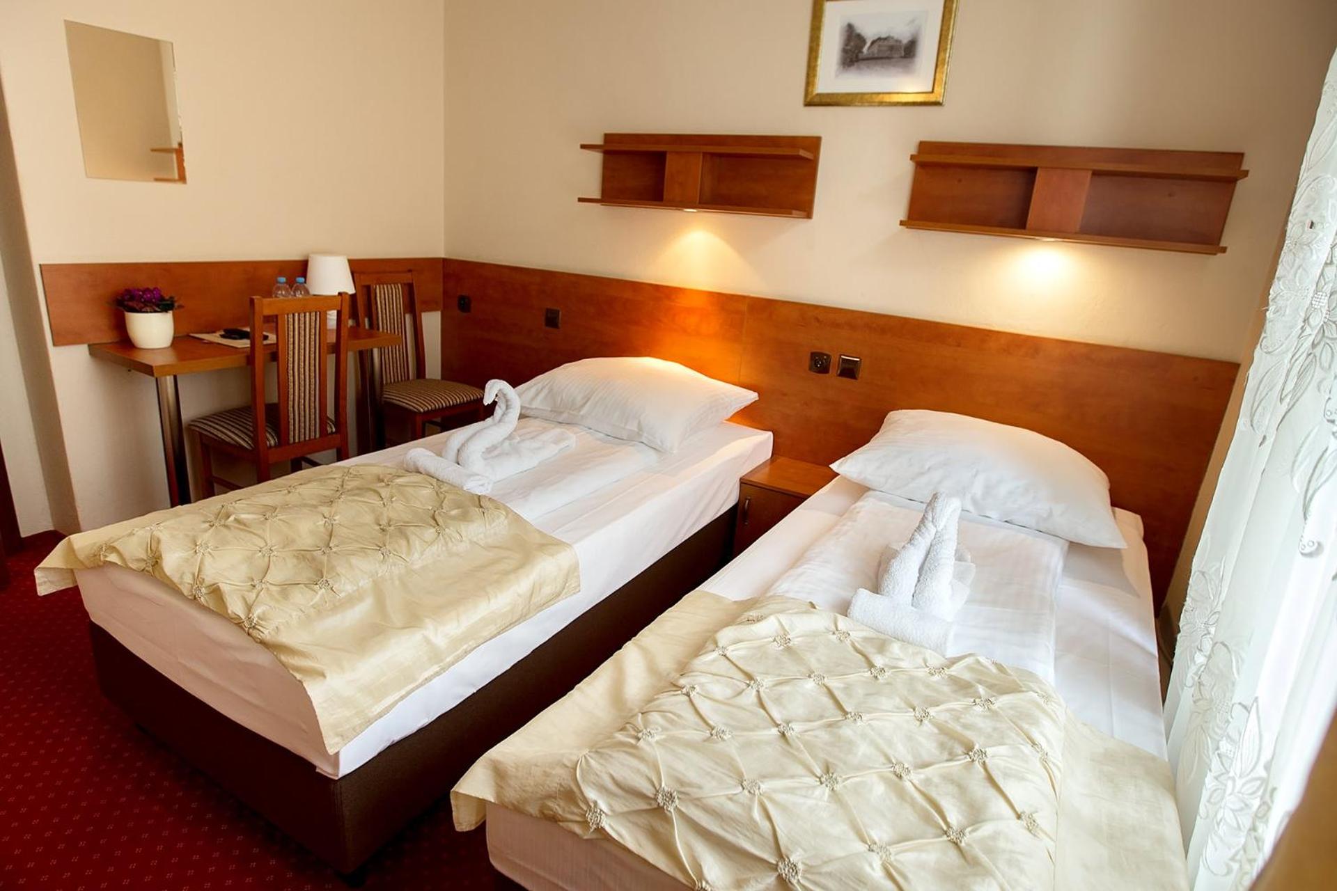 Small Twin Room - Photo 11