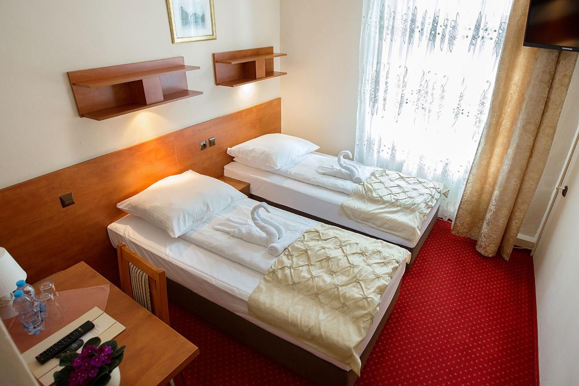 Small Twin Room - Photo 8