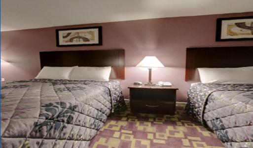 Queen Room with Two Queen Beds - Non-Smoking - Photo 2
