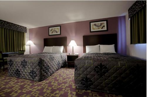 Queen Room with Two Queen Beds - Non-Smoking - Photo 3