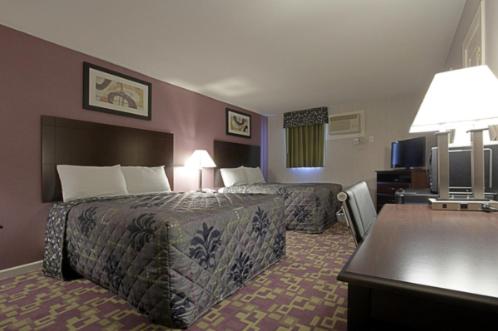 Queen Room with Two Queen Beds - Non-Smoking - Photo 1