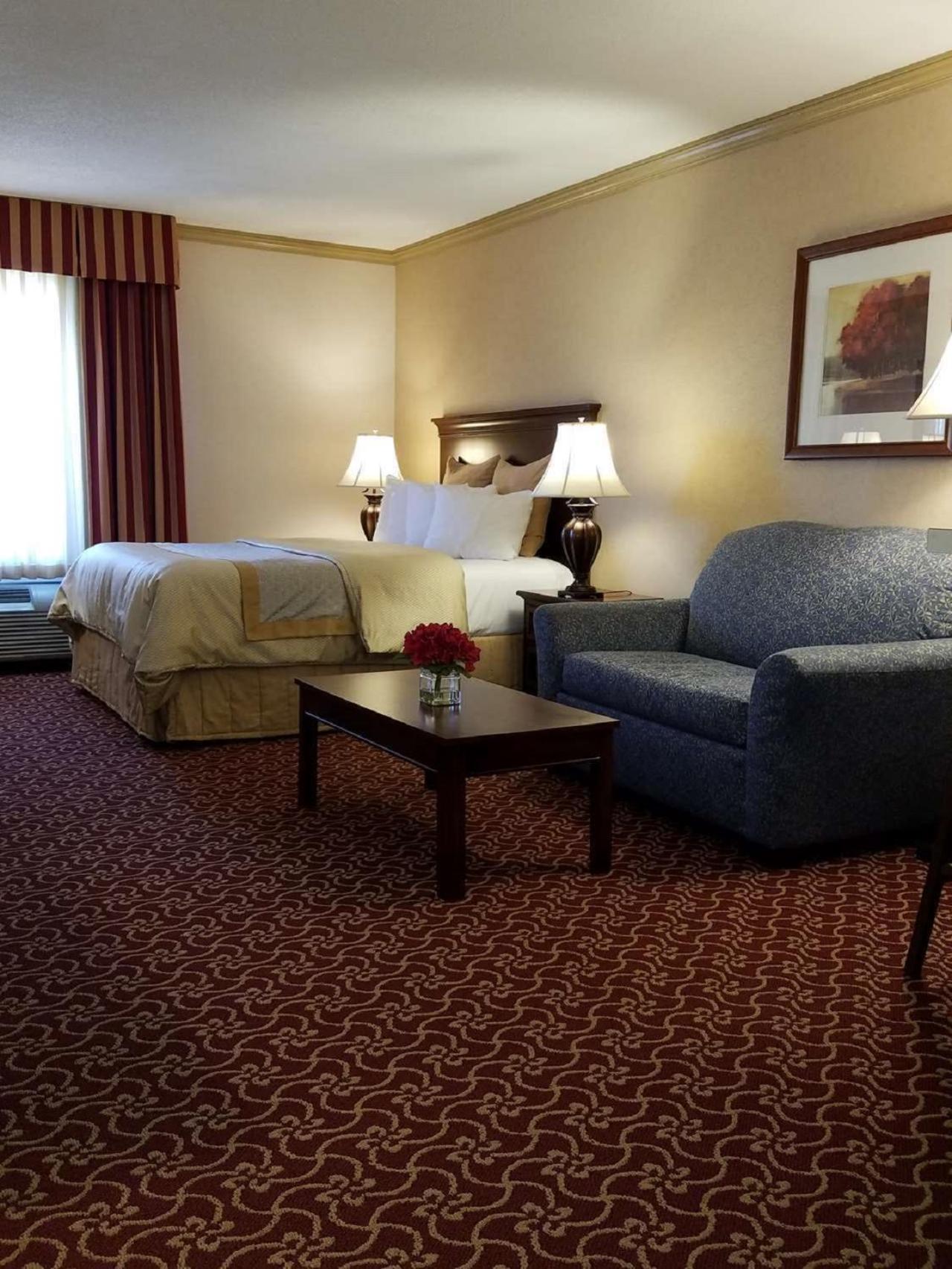 Queen Suite - Non-Smoking photo 2