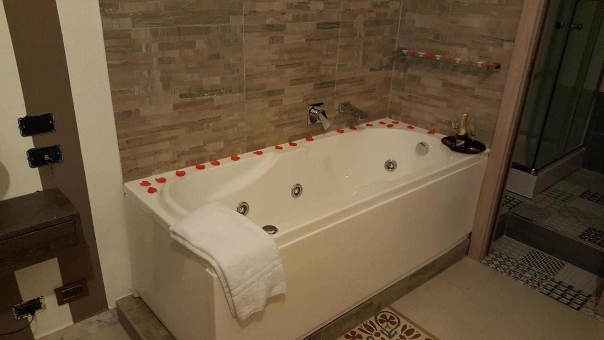 Deluxe Suite with Jacuzzi - Photo 25