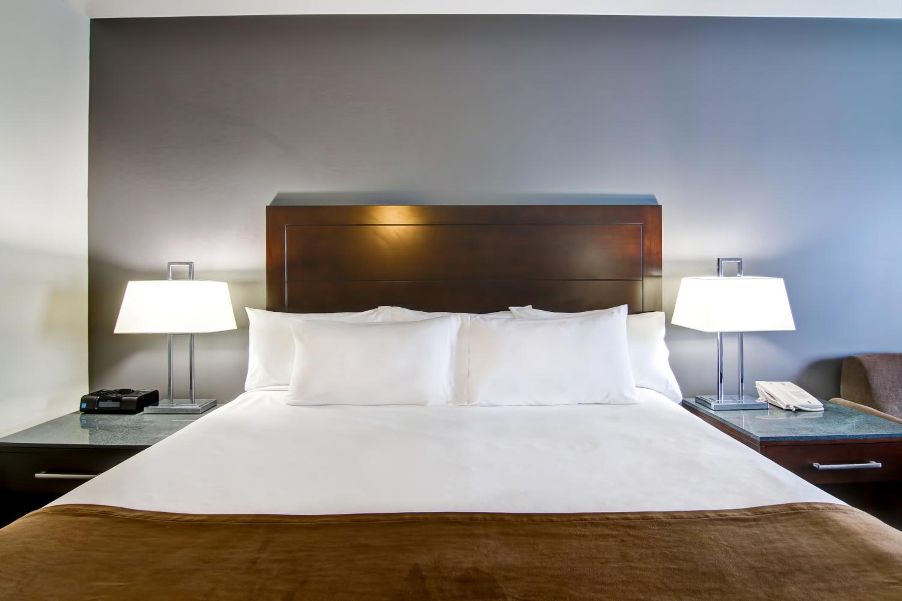 King Room with Sofa Bed - Non-Smoking photo 2