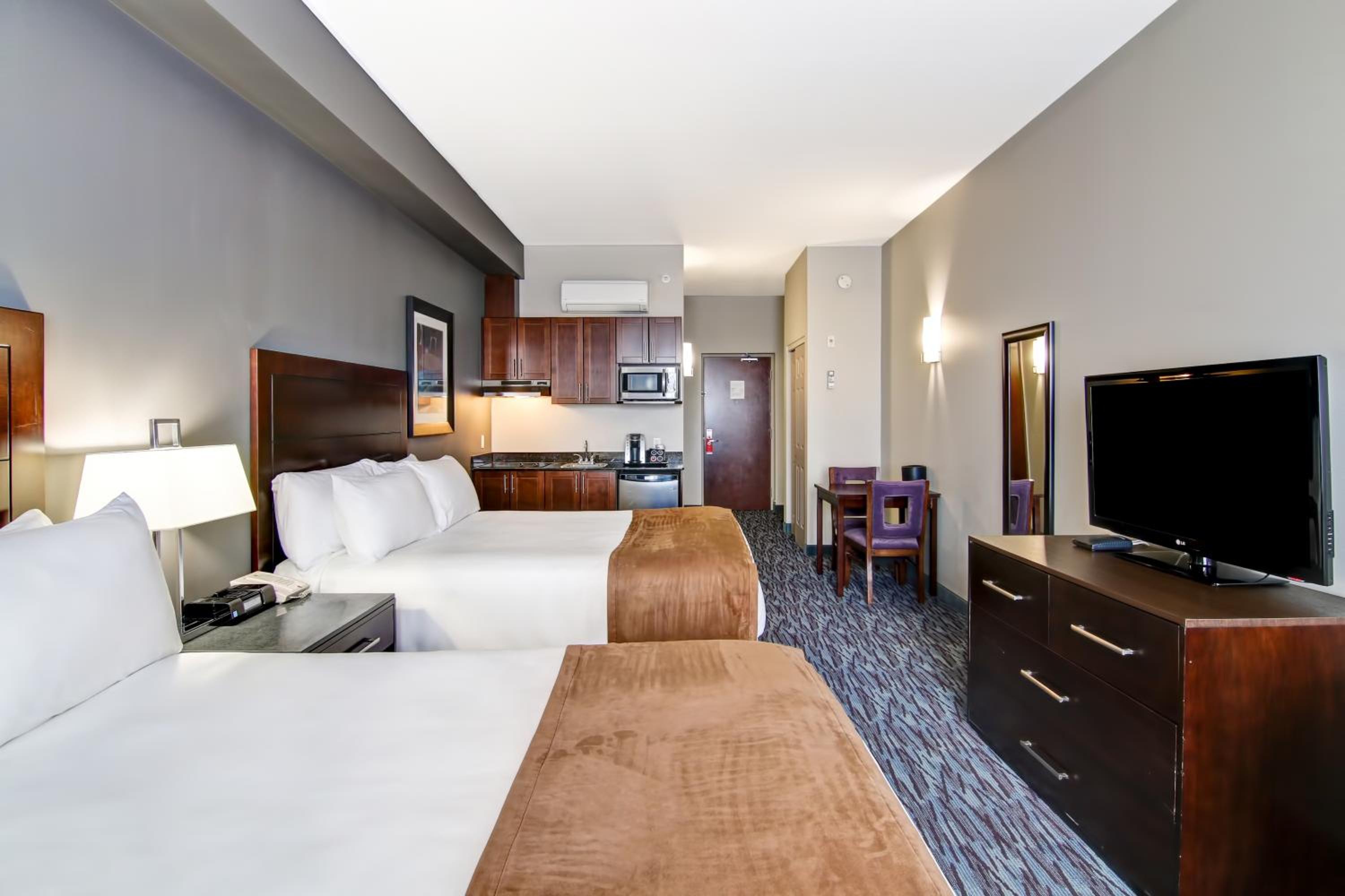 Queen Room with Two Queen Beds and Kitchenette