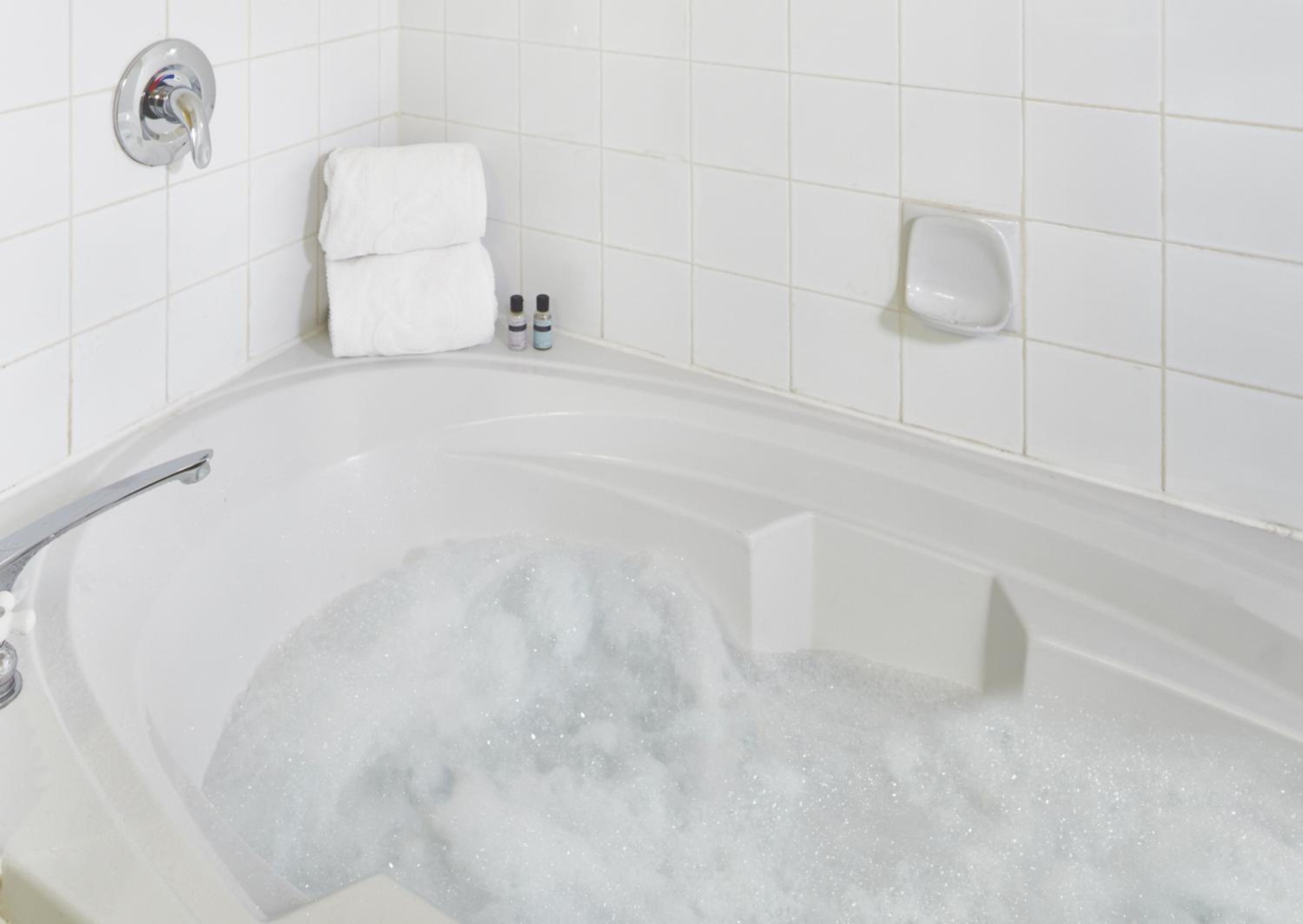 Queen One Bedroom Jacuzzi Suite - Photo 5