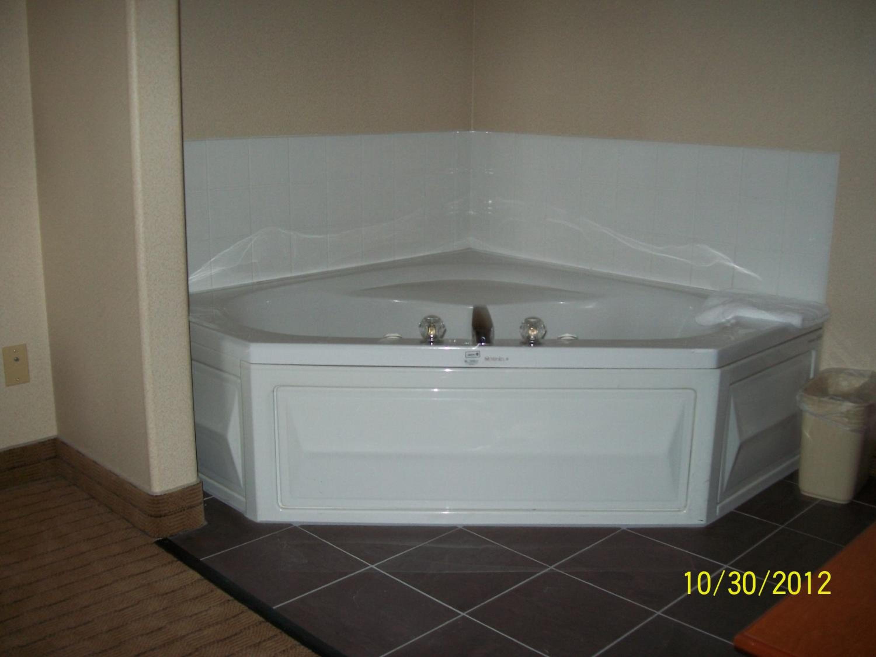King Suite with Jetted Tub - Non-Smoking - Photo 4