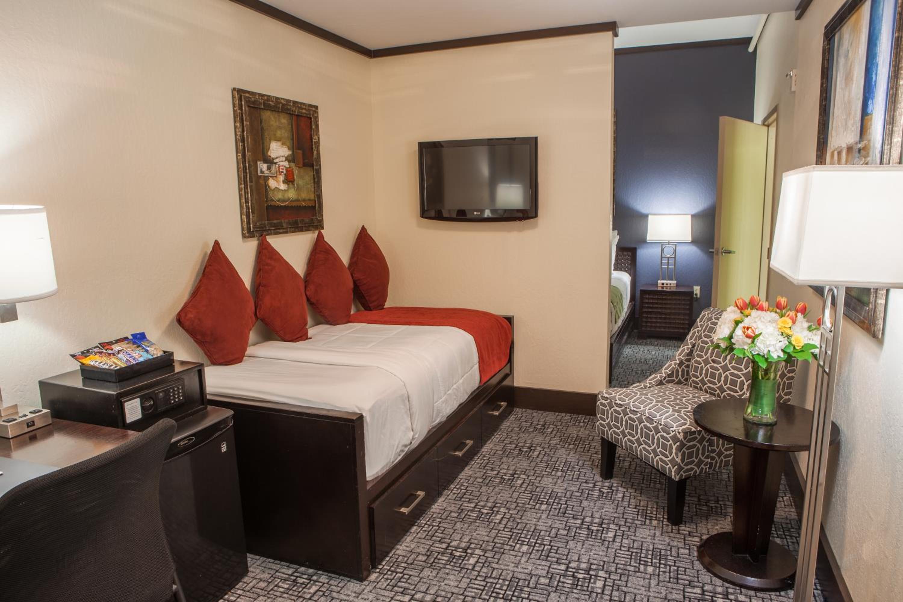 Deluxe Queen Room with Day Bed - Photo 4