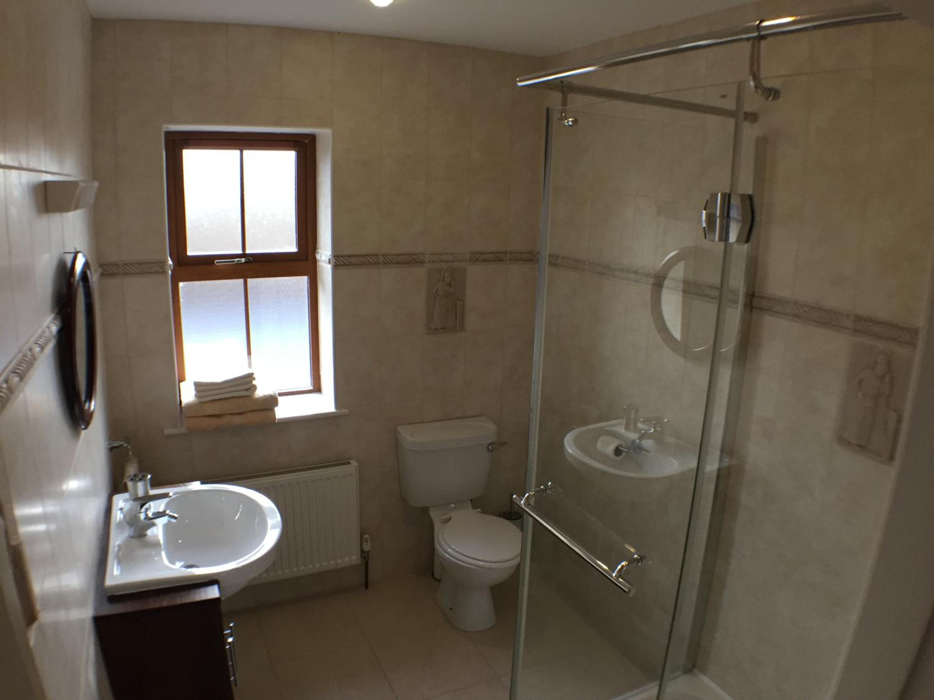 Double Room with Private Bathroom - Photo 8