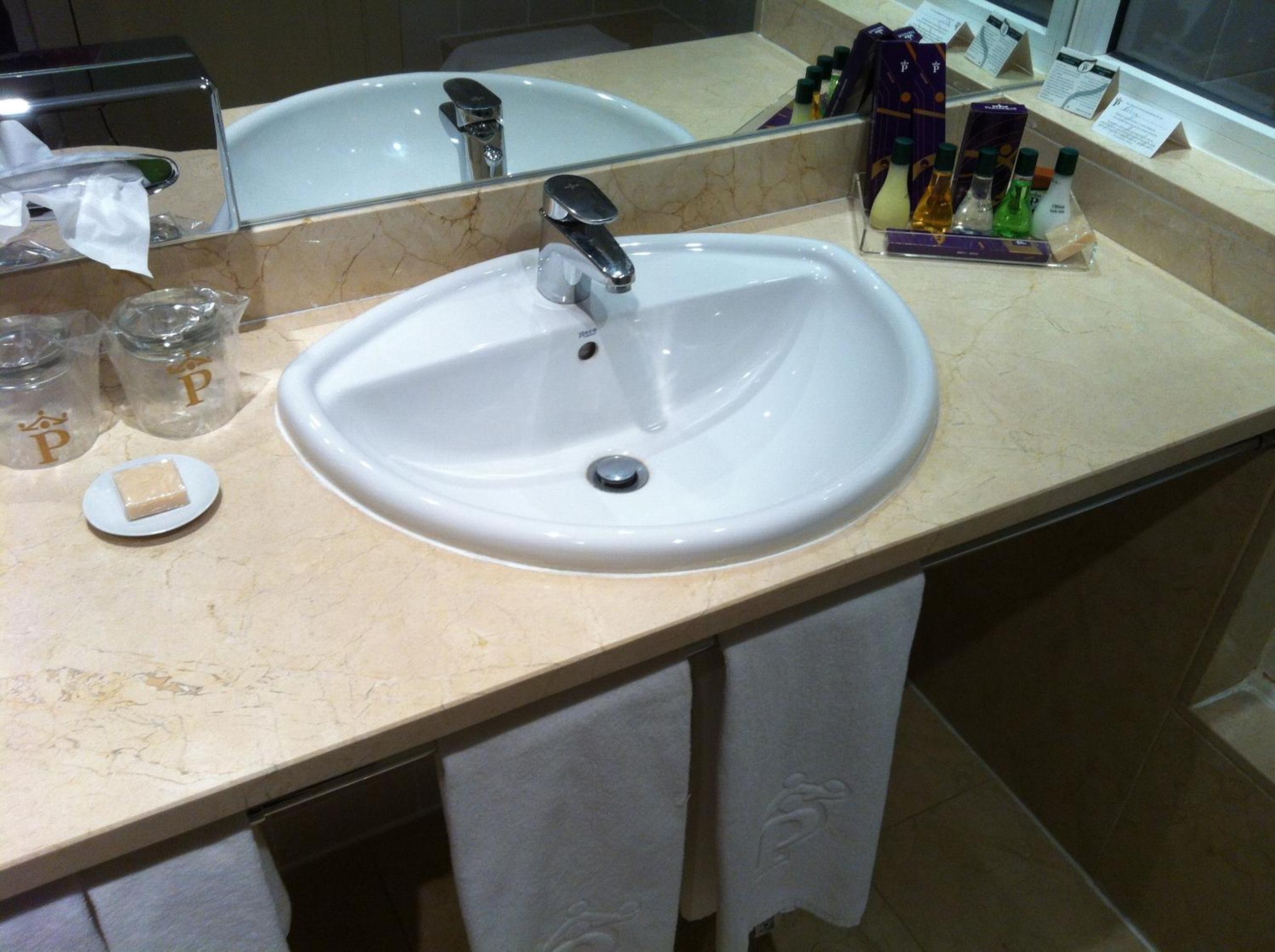 Standard Double Room (2 Adults + 1 Child) - Photo 2
