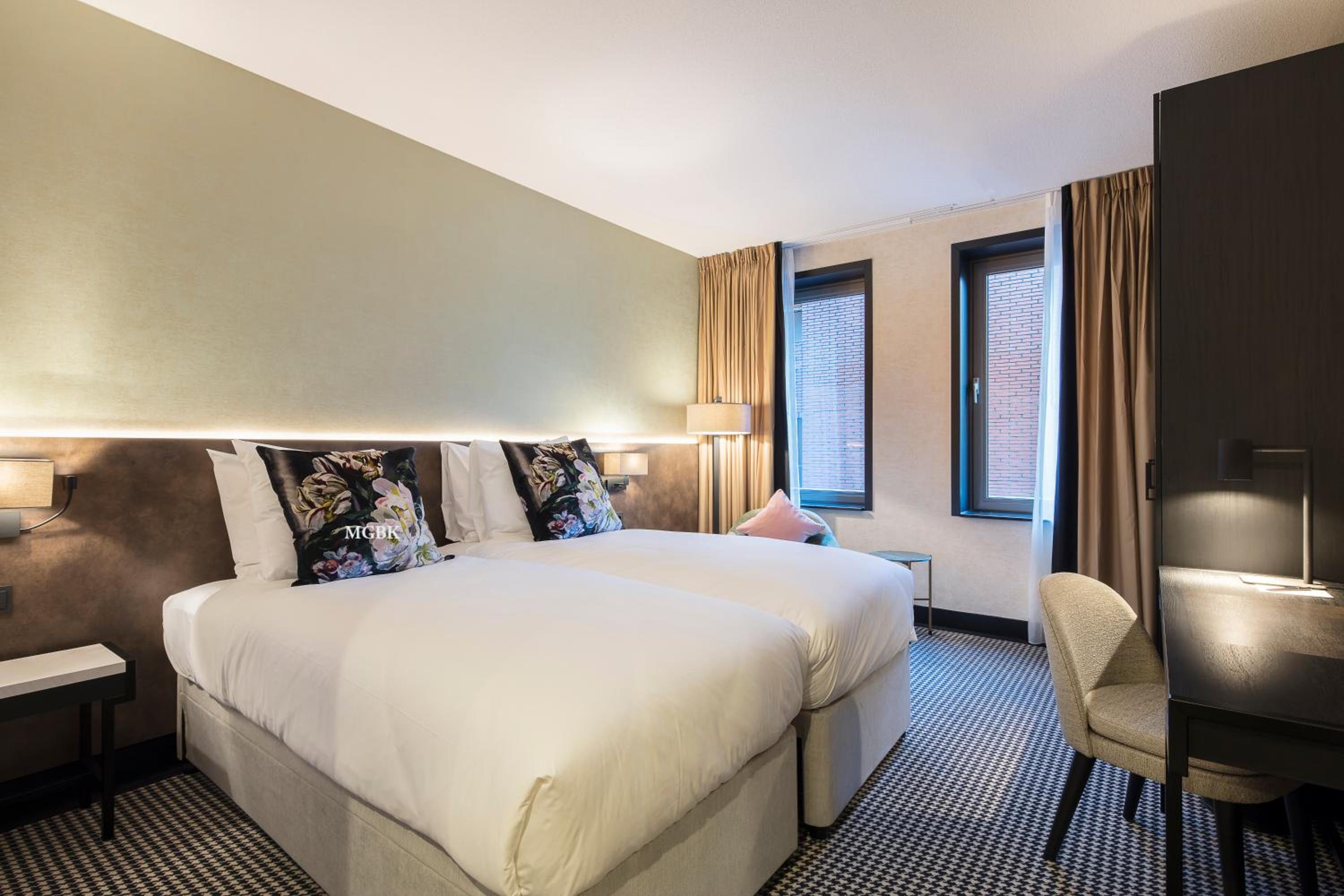 Twin Room thumbnail 6