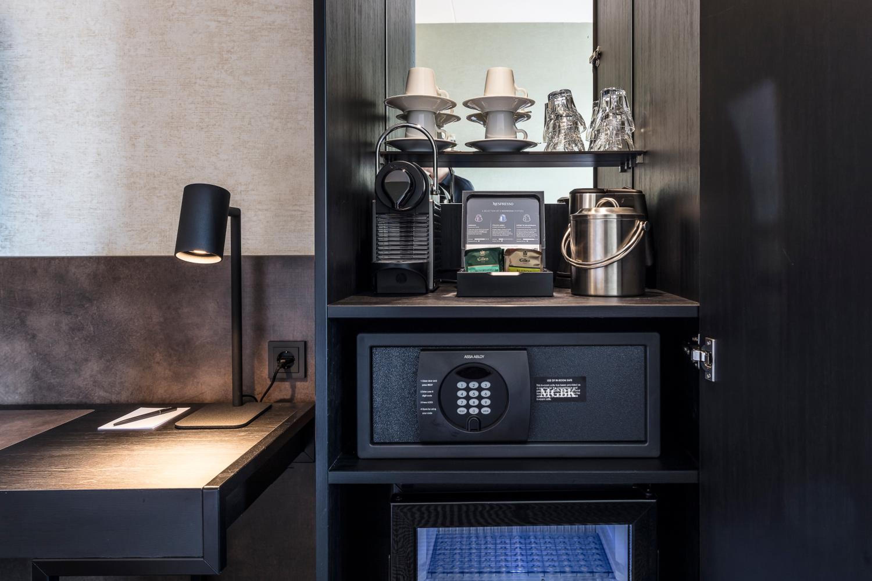 Family Four People Room with Canal view