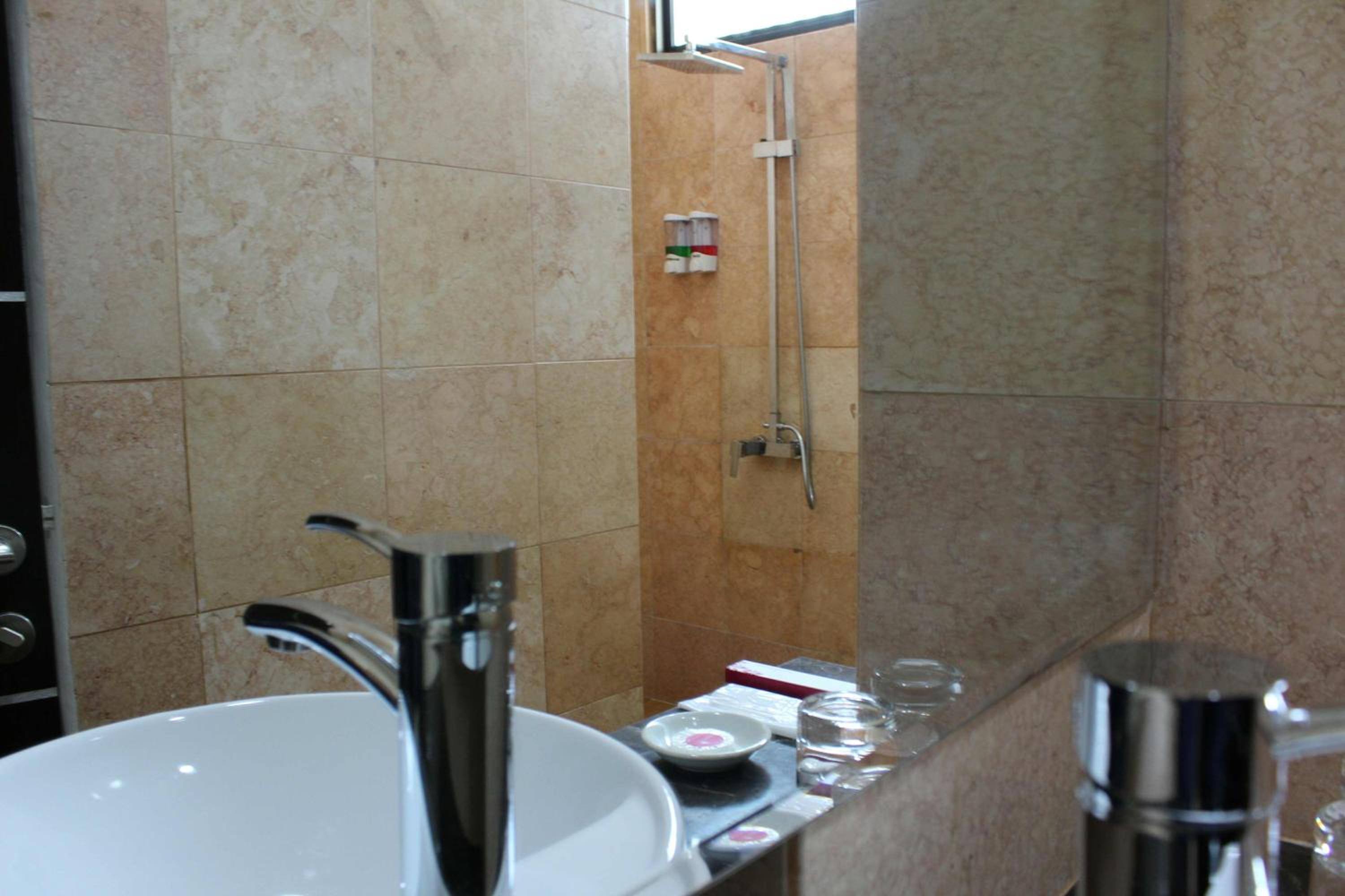 Deluxe King Room with Balcony photo 2