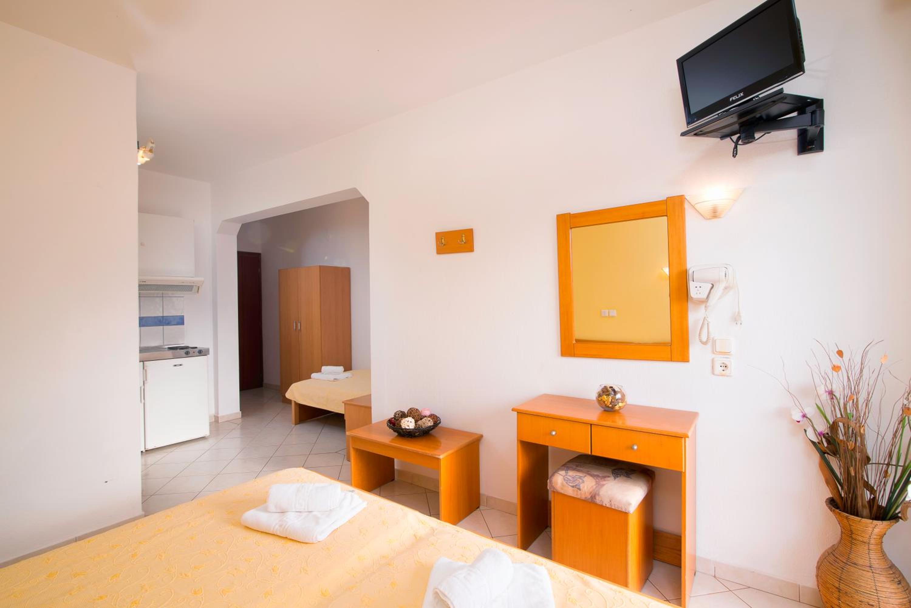 Basic Triple Room photo 2