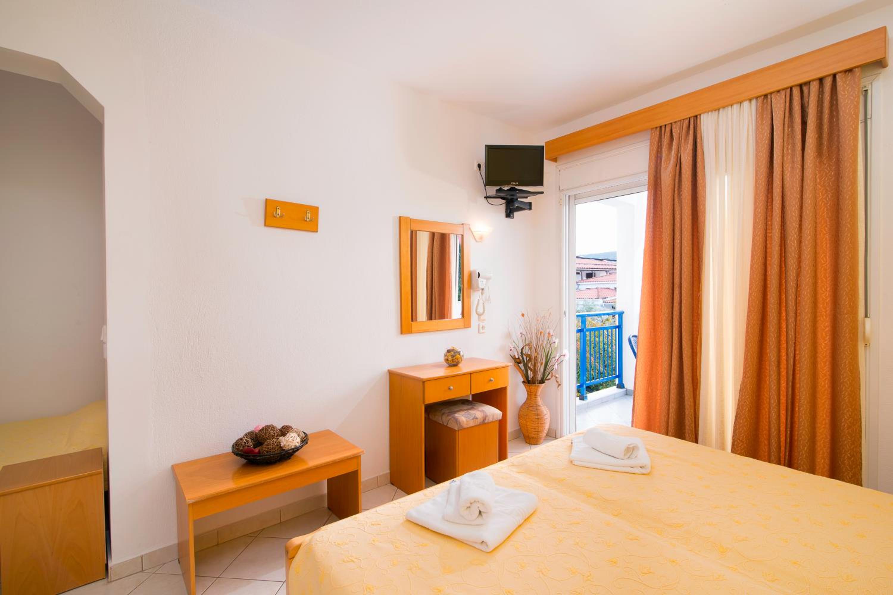 Basic Triple Room photo 3