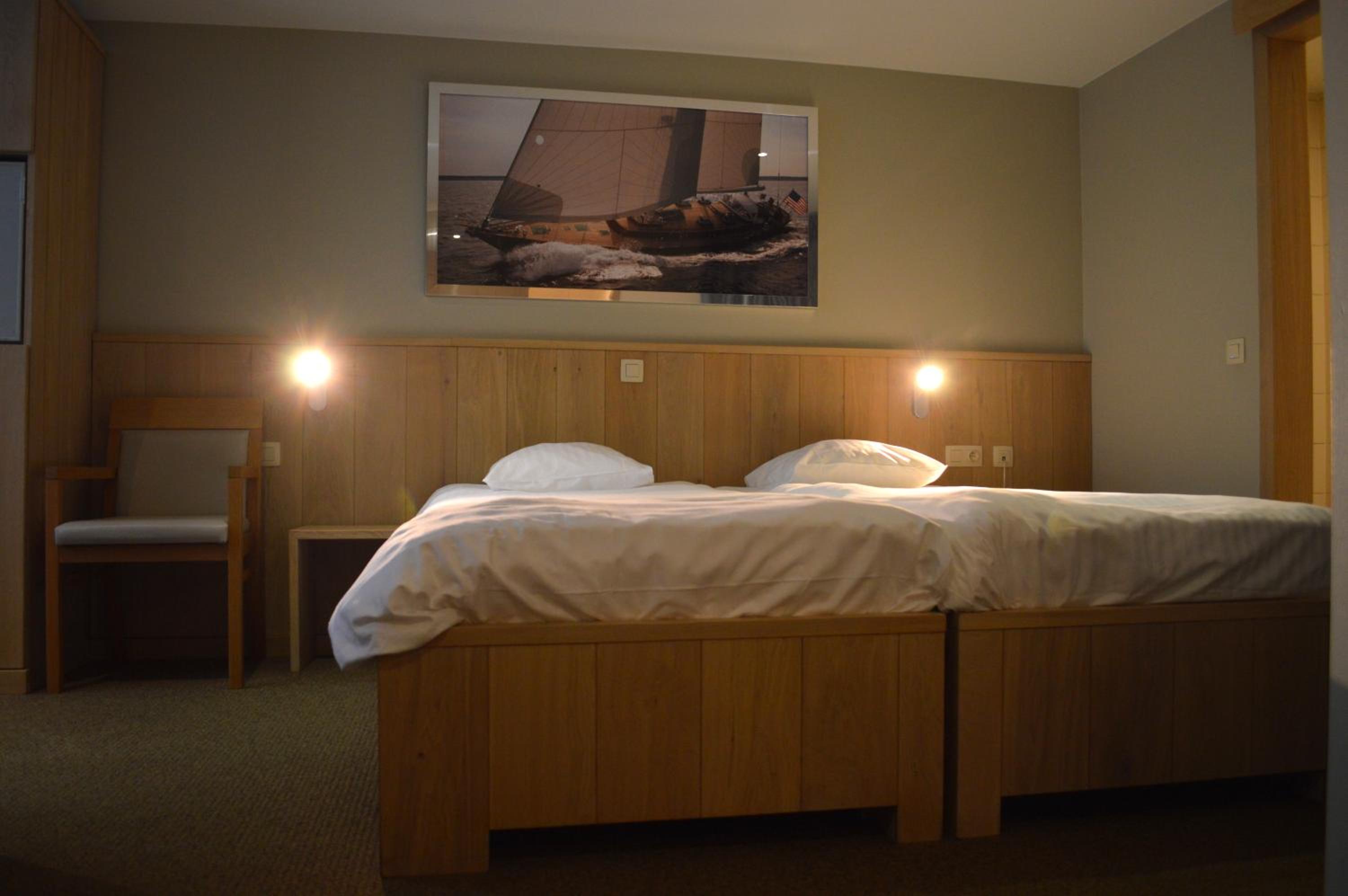 Comfort Room with Bathtub photo 2