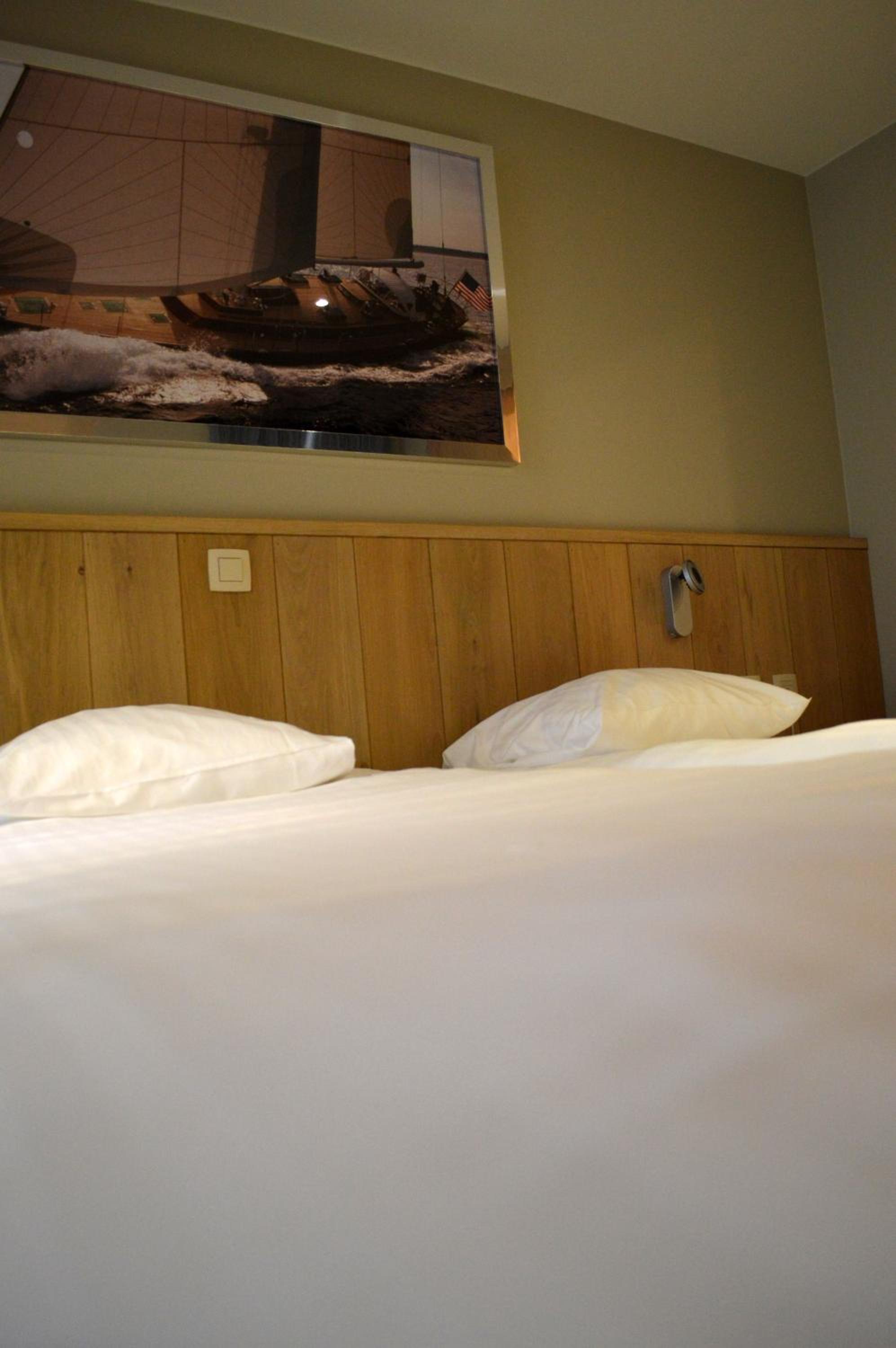Comfort Room with Bathtub photo 1