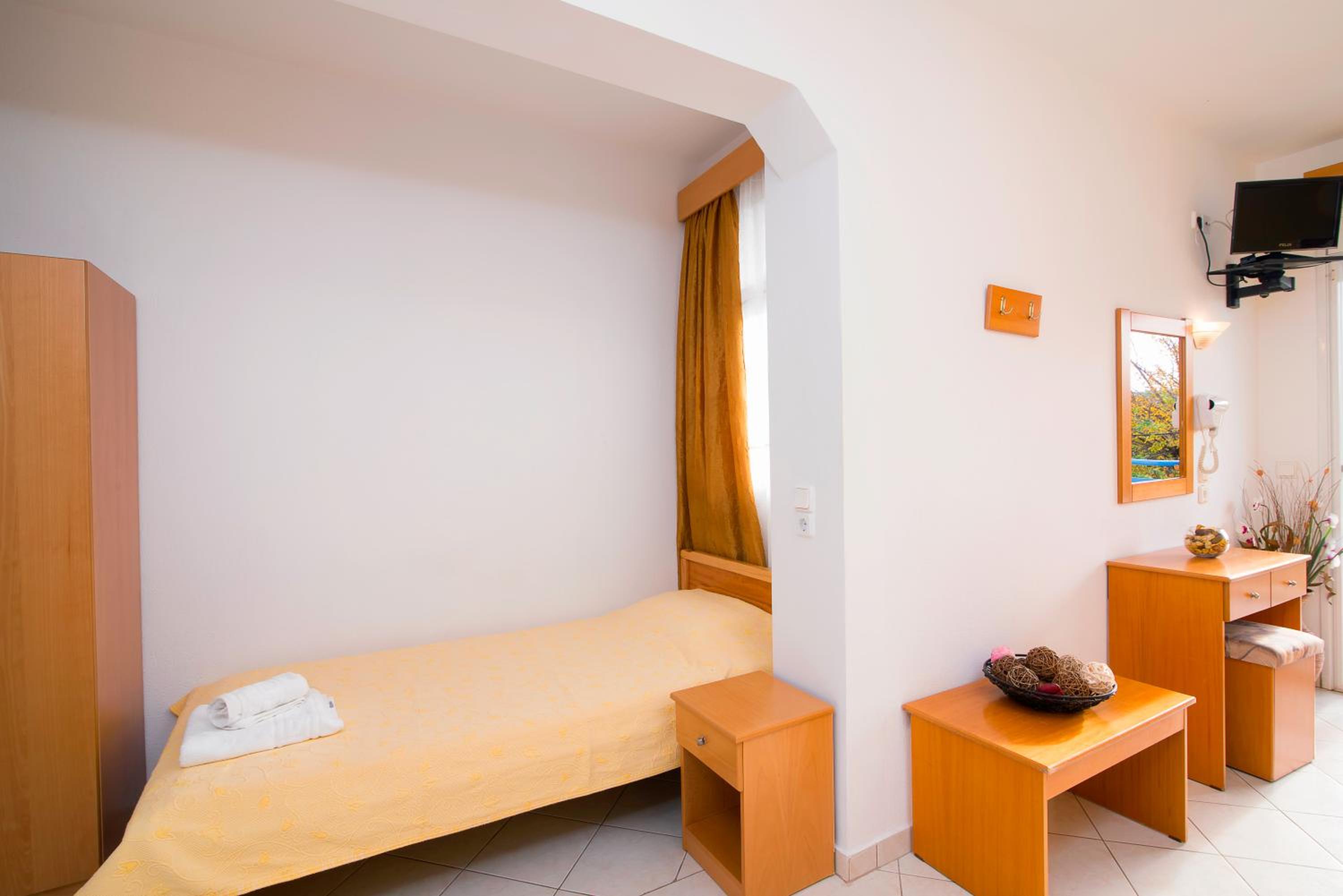 Basic Triple Room photo 1