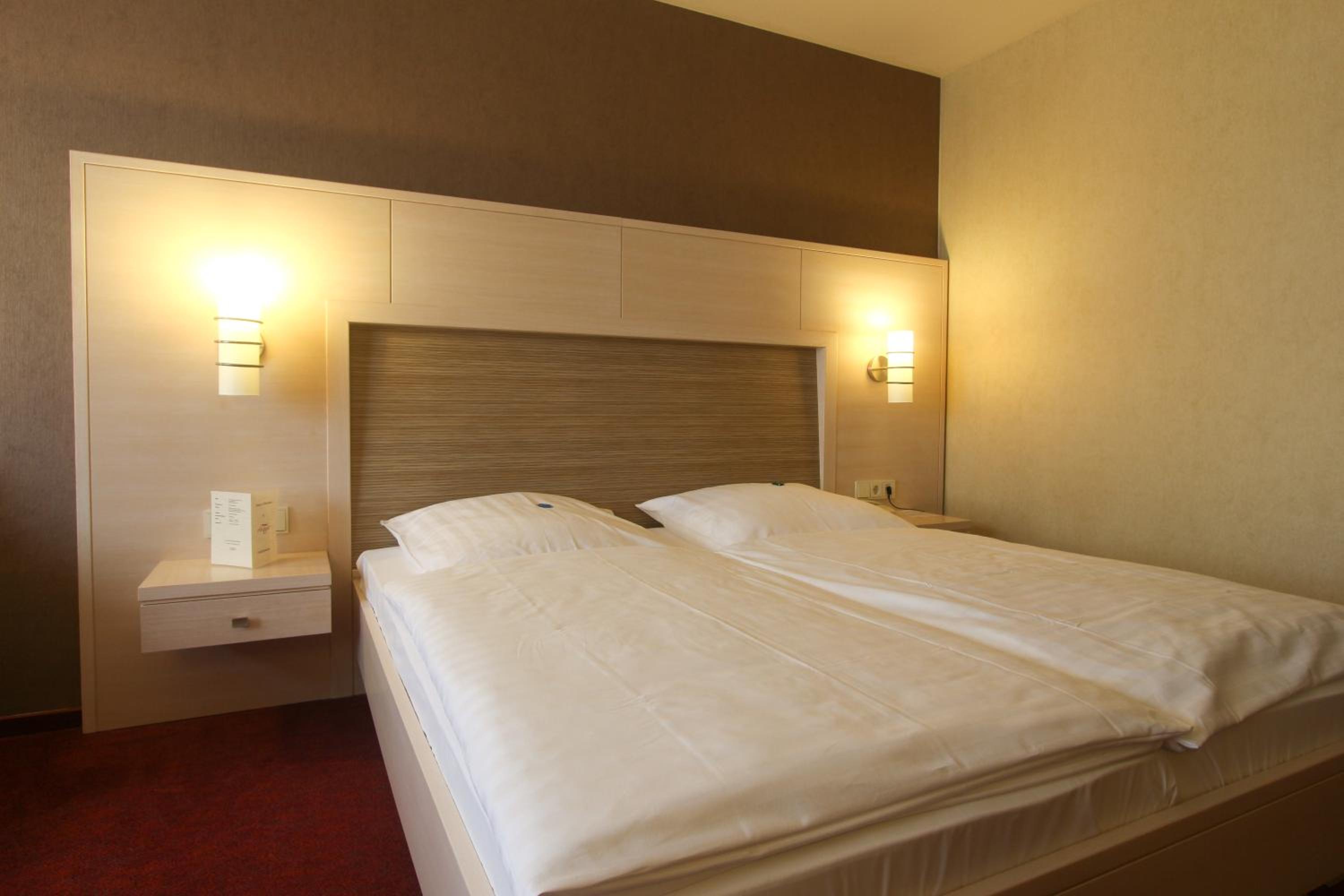 Economy Triple Room photo 2