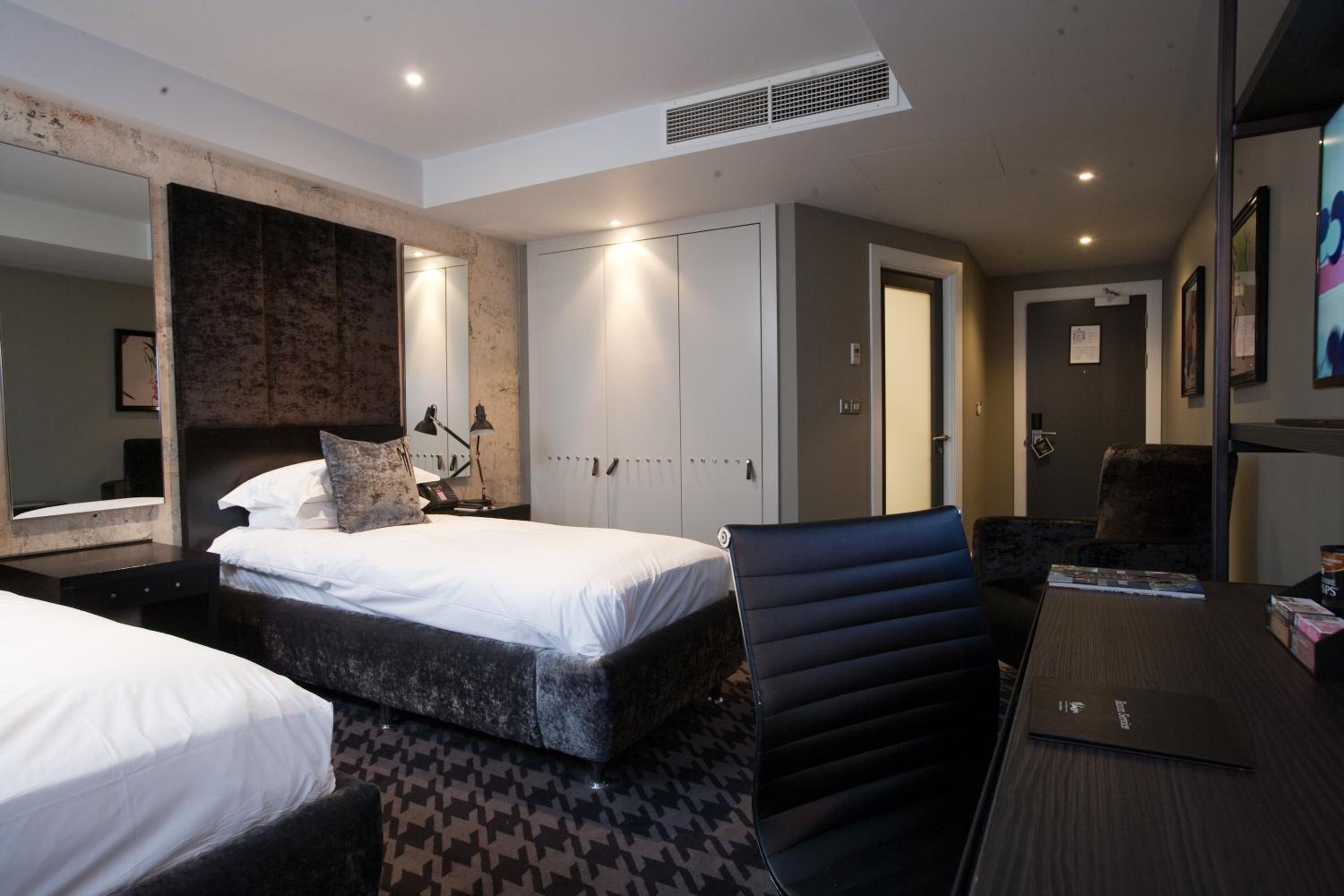 Standard Twin Room - Photo 3