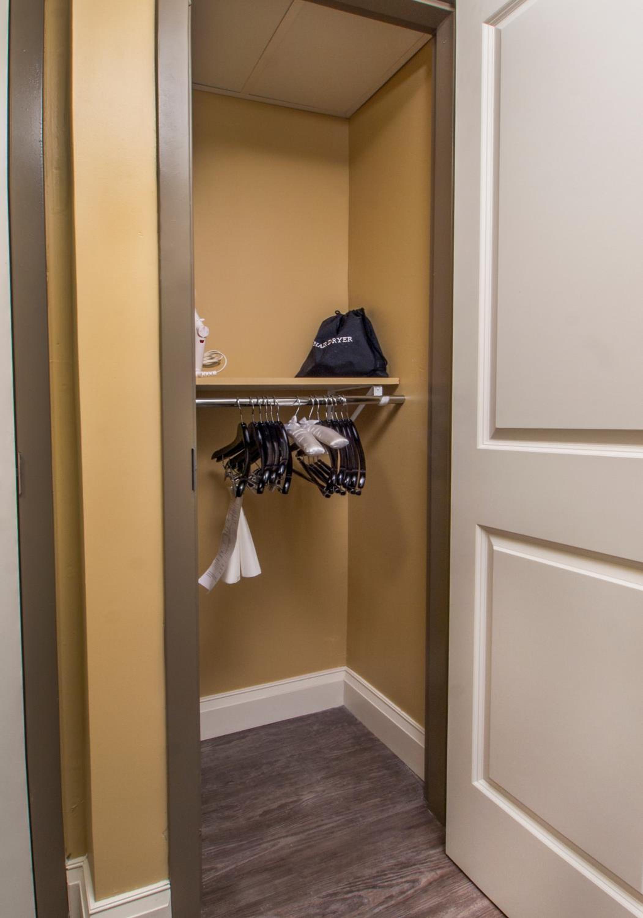 Queen Room with Two Queen Beds - Disability Access - Photo 2