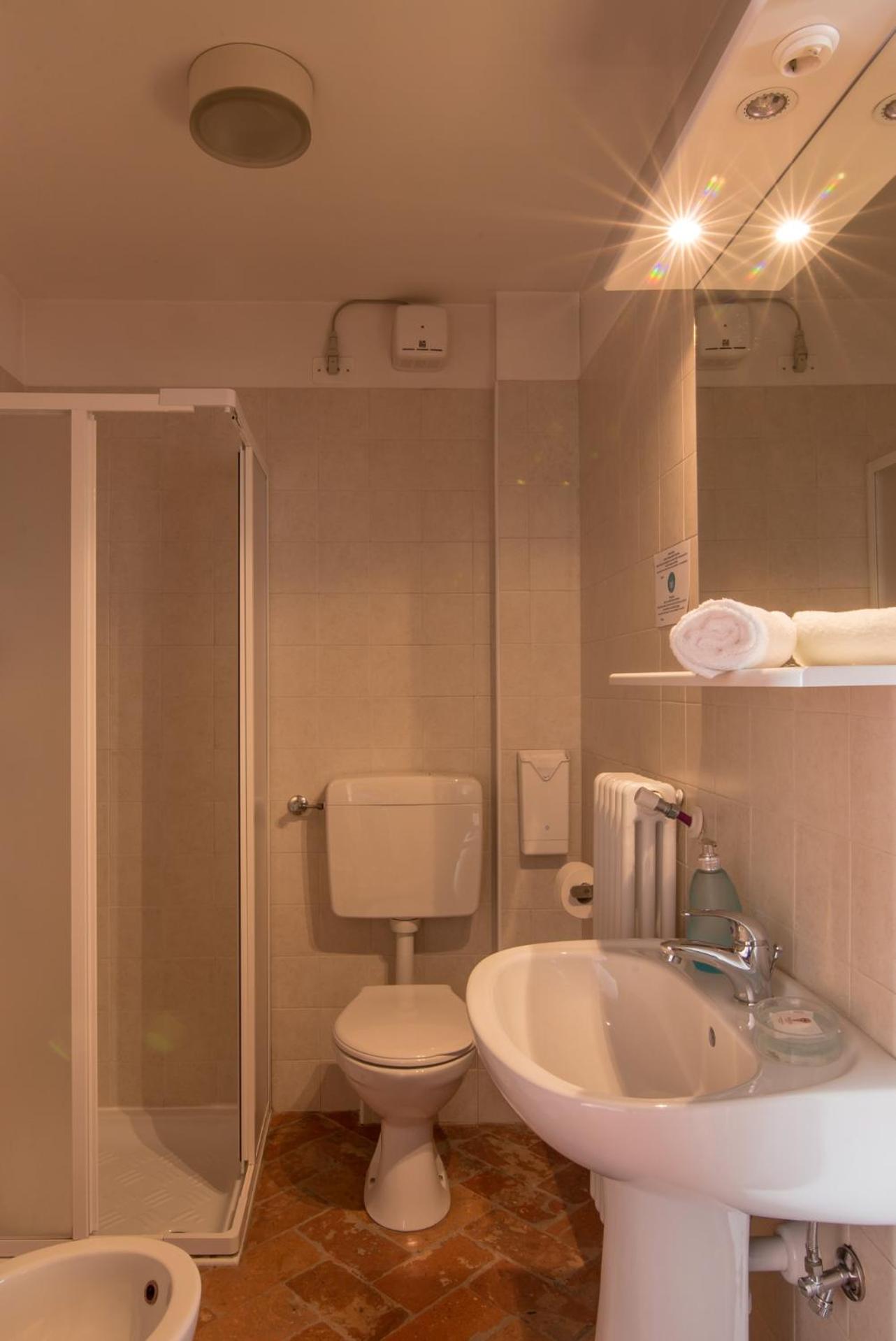 Twin Room - Photo 3