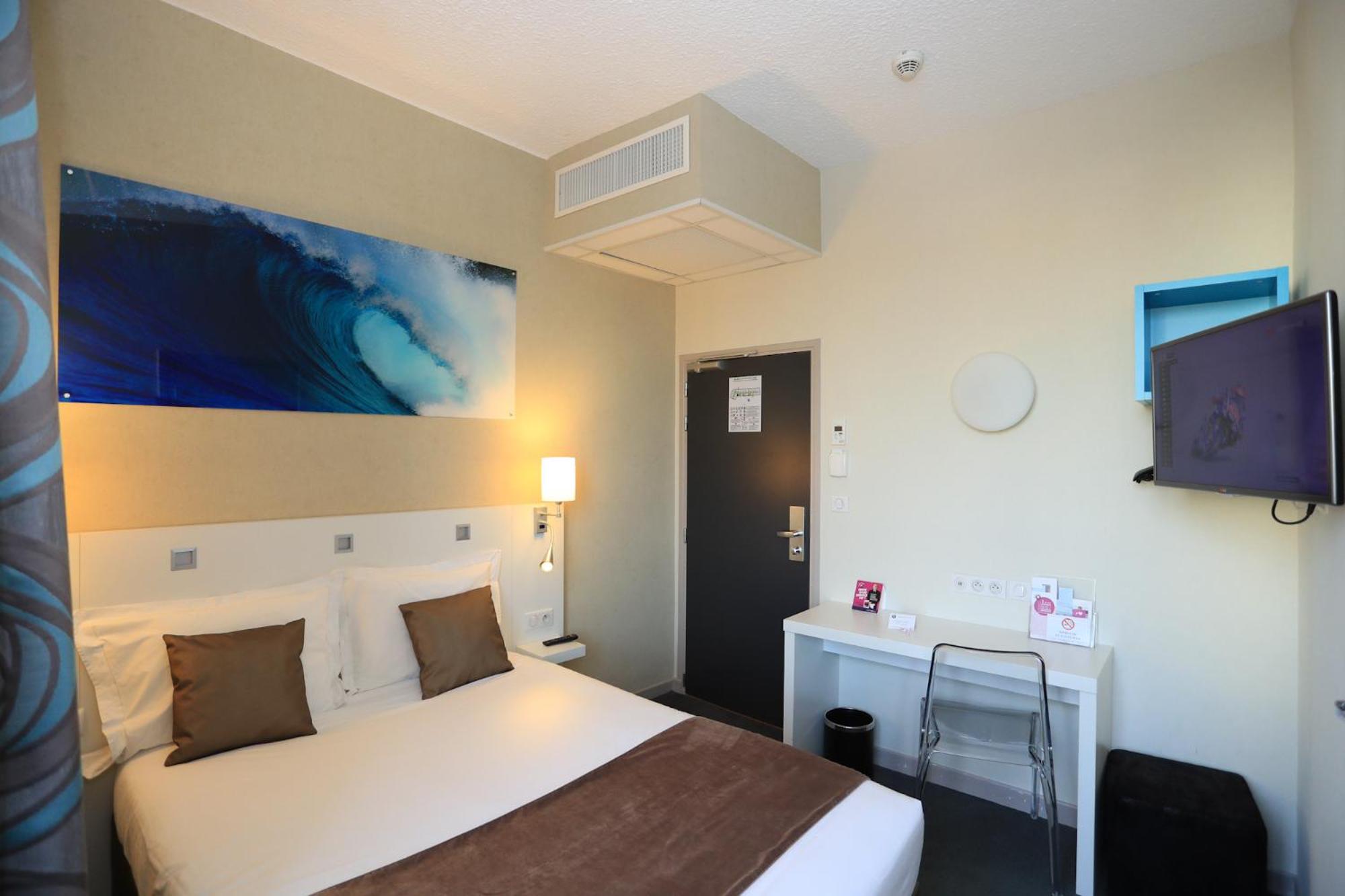 Standard Double Room - Photo 7