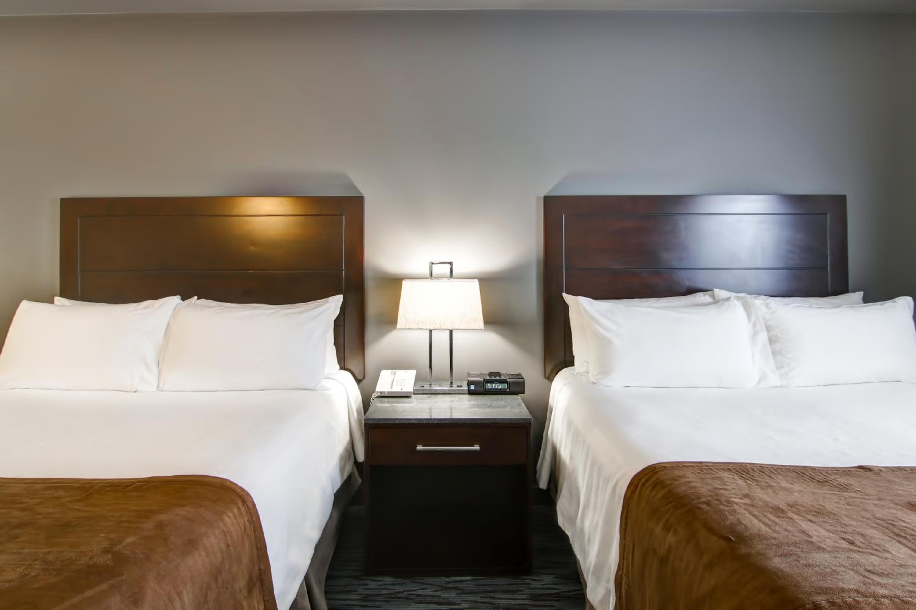 Queen Room with Two Queen Beds and Kitchenette photo 2