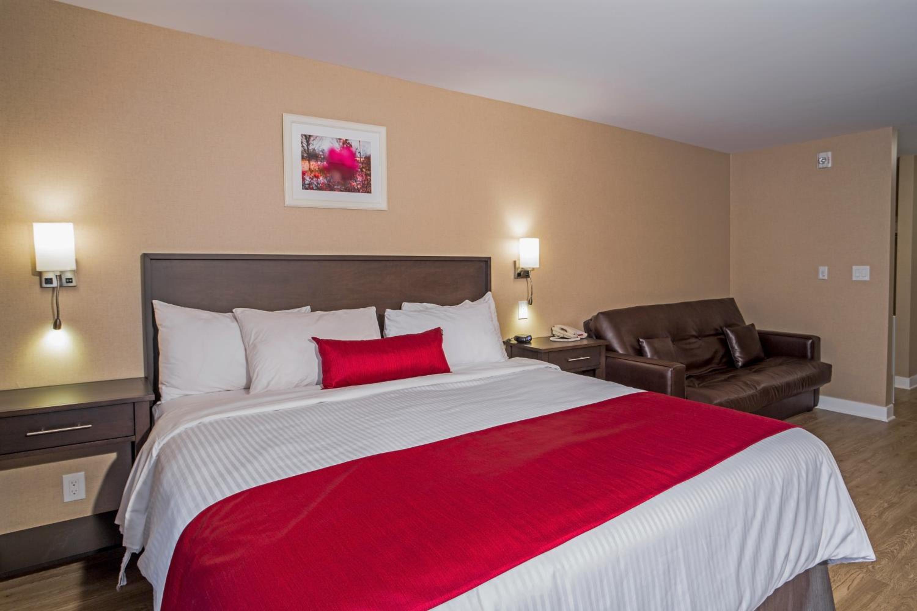 King Room - King Bed and Double-size Sofa Bed with Wood Floor photo 3