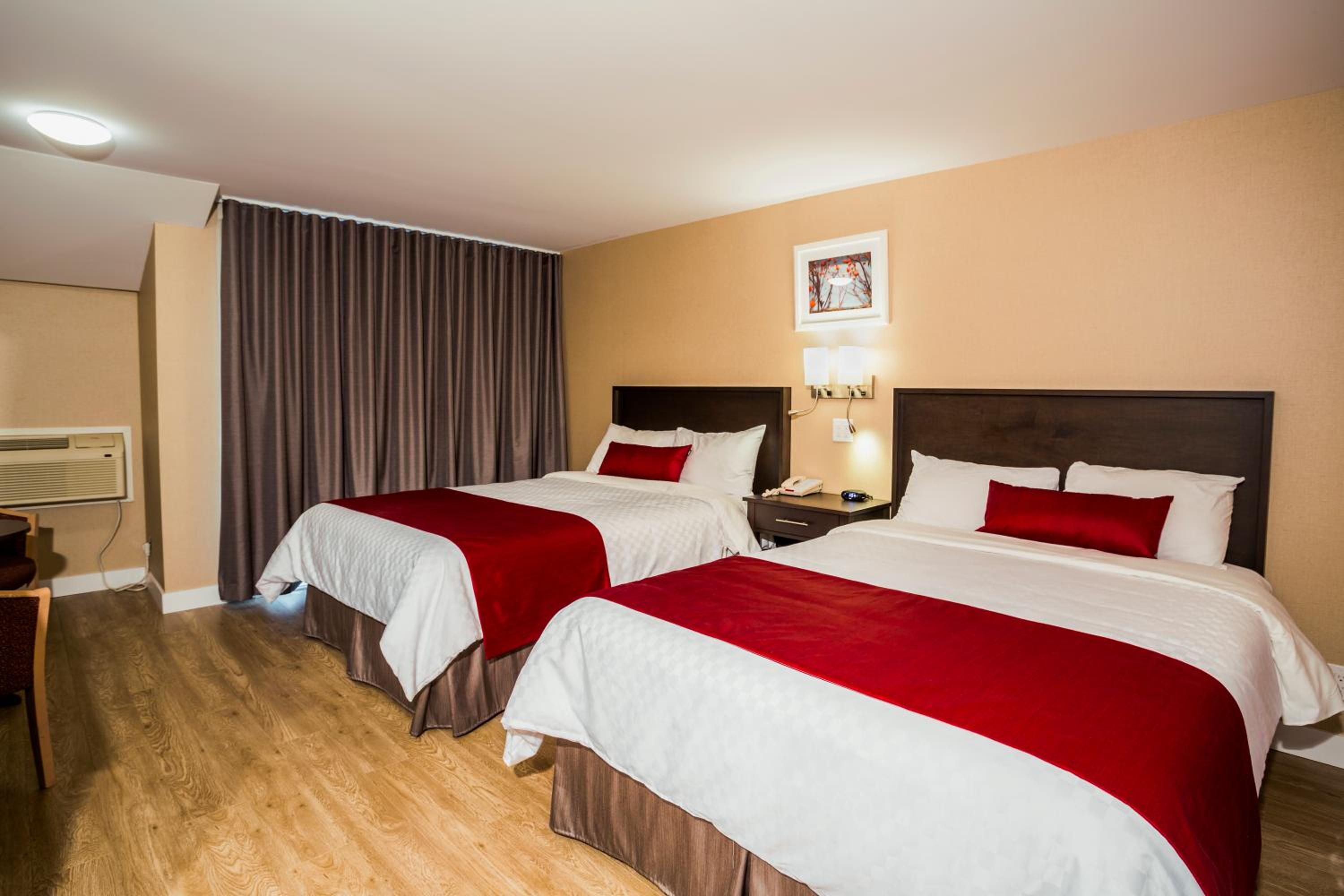 Superior Queen Room - 2 Queen Beds with Wood Floor photo 2