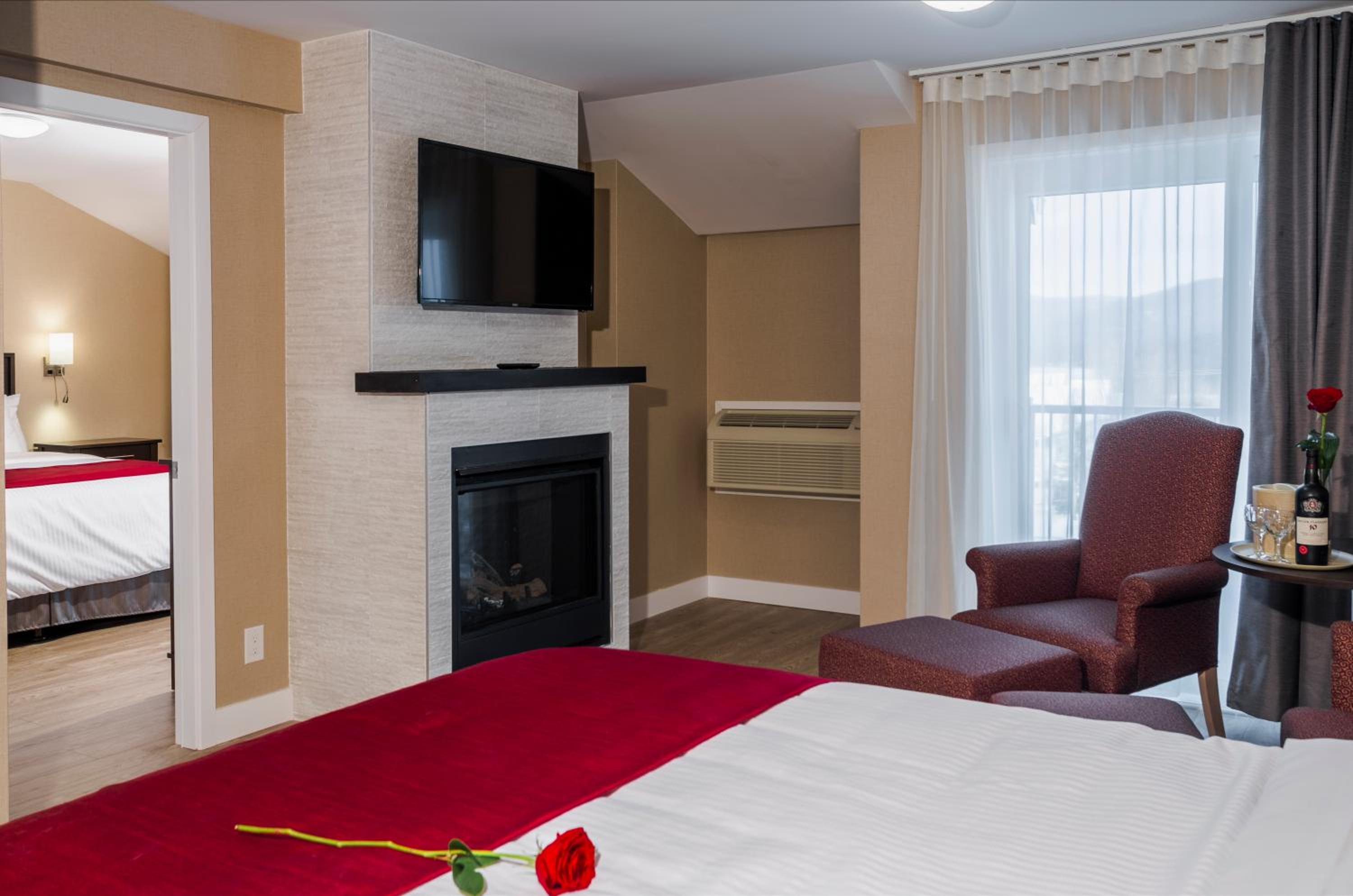 Senior Suite - 2 King Beds with Kitchenette, Fireplace and Wood floor, photo 6