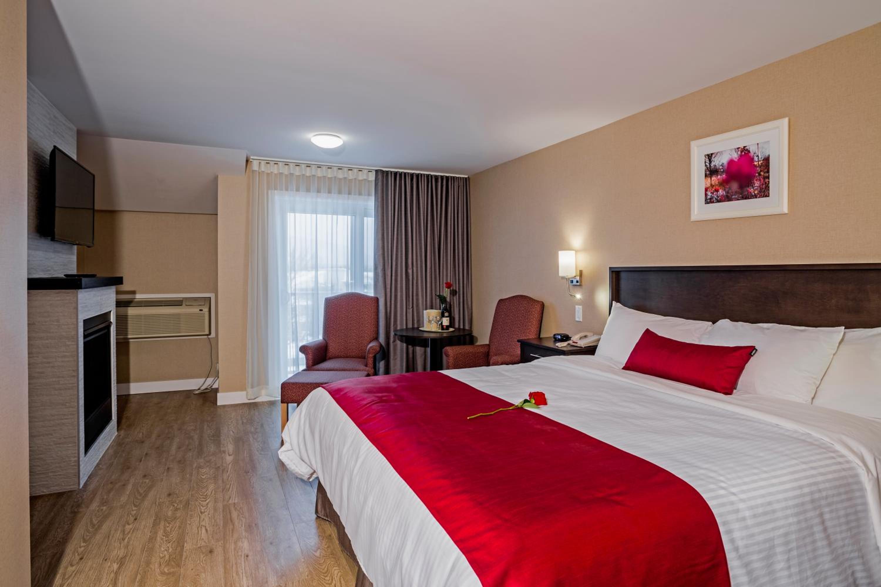 Senior Suite - 2 King Beds with Kitchenette, Fireplace and Wood floor