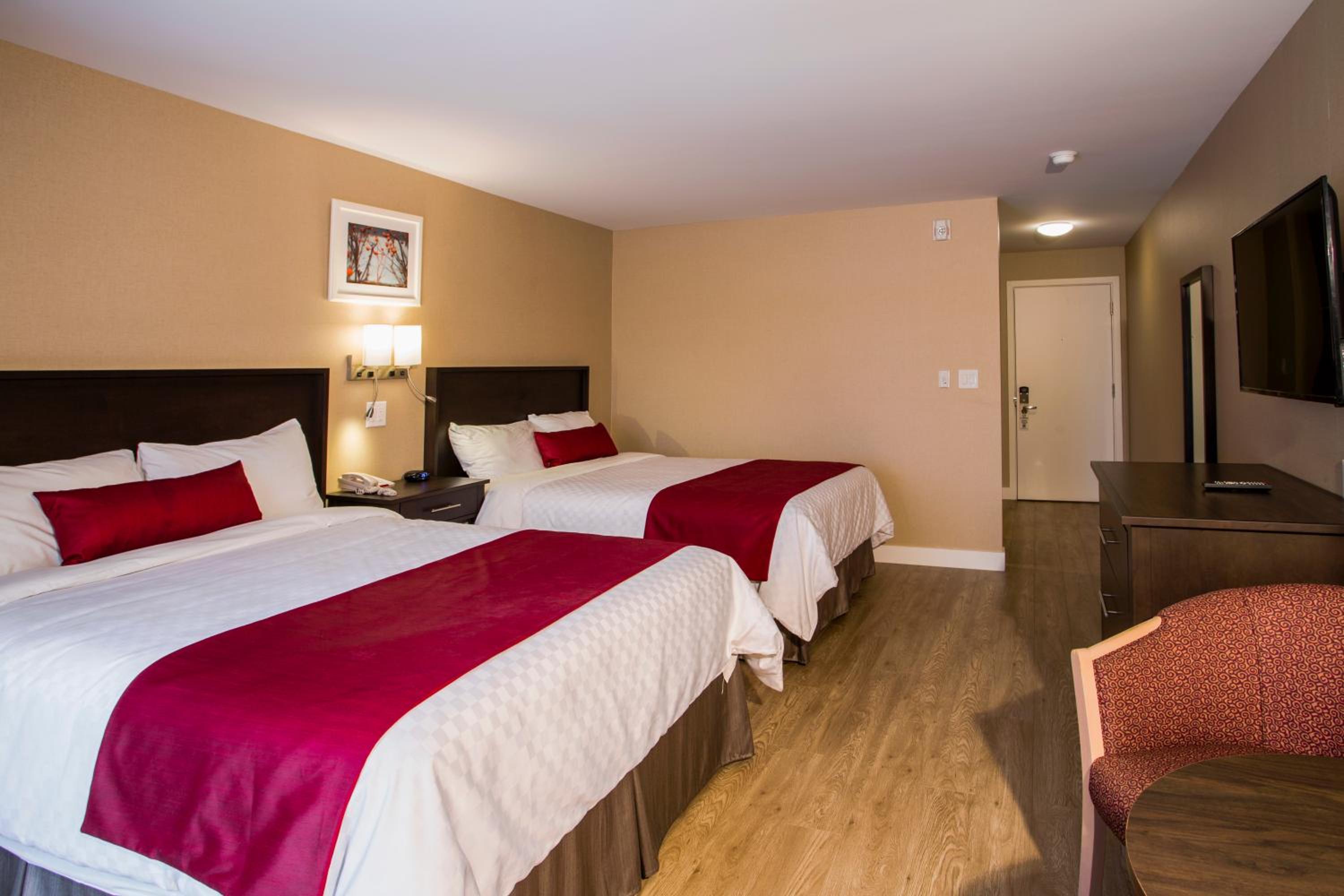 Superior Queen Room - 2 Queen Beds with Wood Floor photo 3