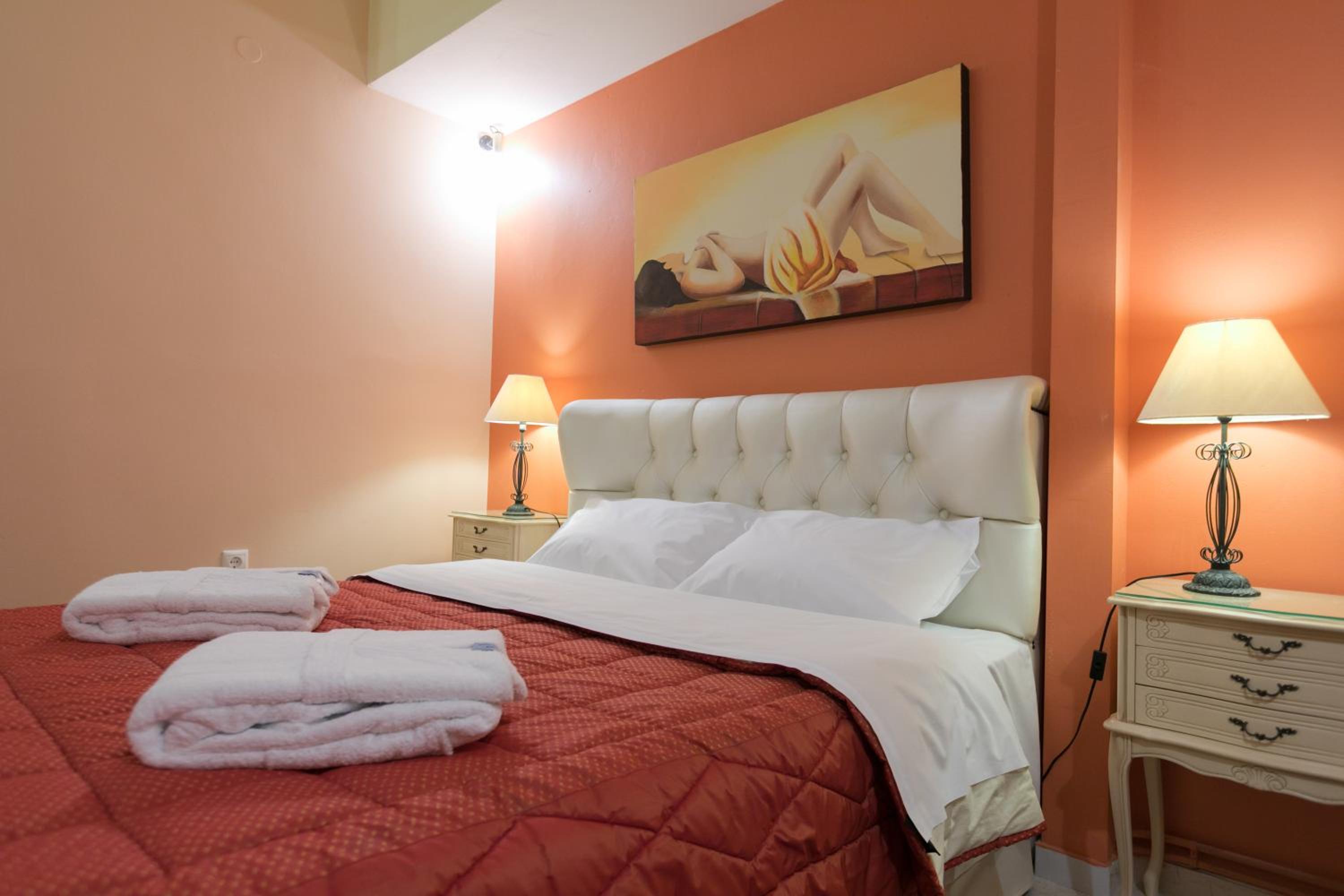 Deluxe Suite with Spa Bath - Photo 6
