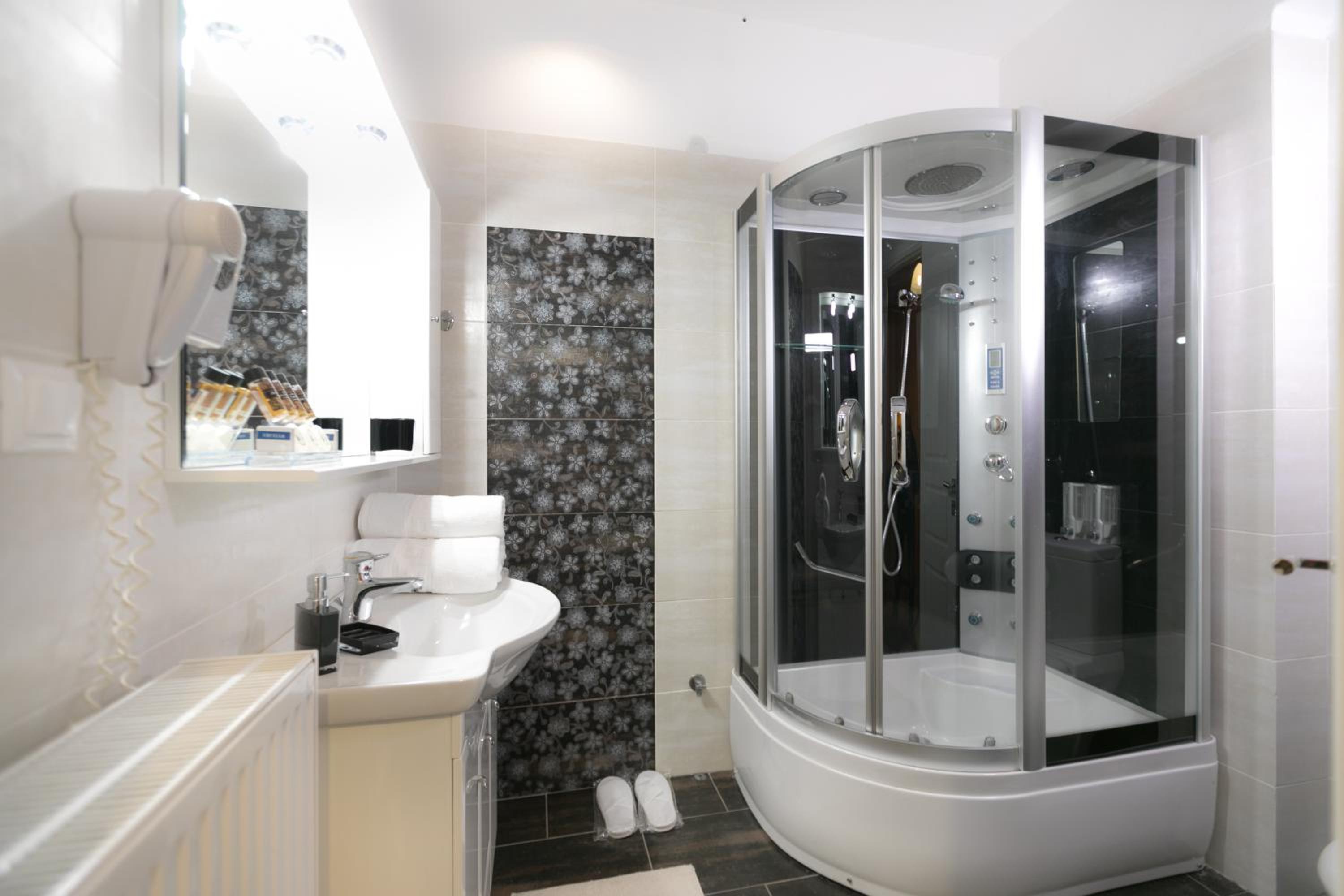 Deluxe Suite with Spa Bath - Photo 4