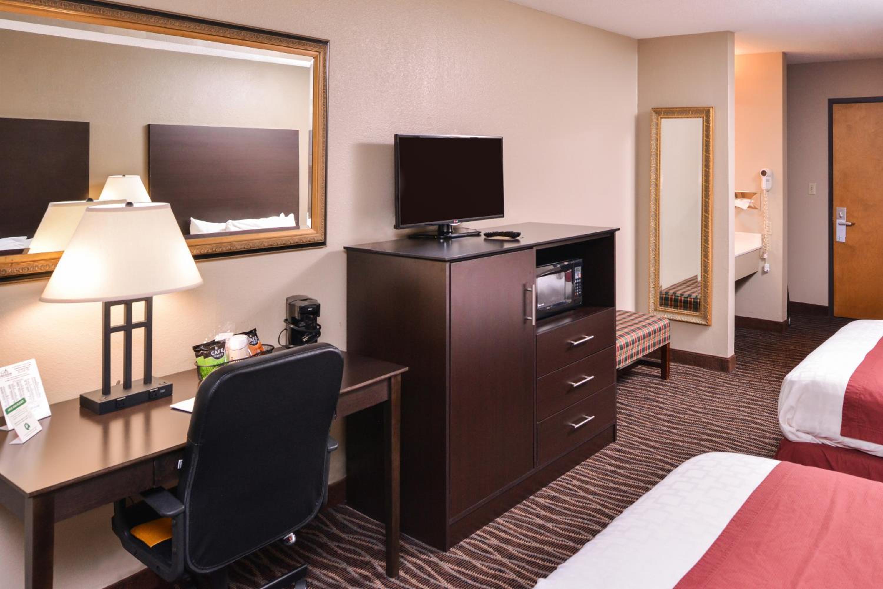 Queen Room with Two Queen Beds - Non-Smoking - Photo 10