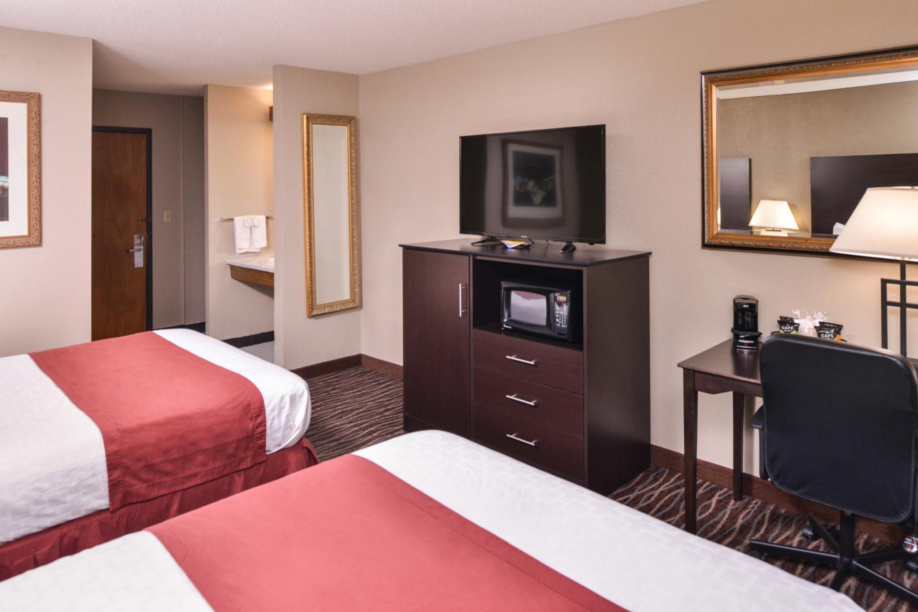 Queen Room with Mobility Access and Roll-In Shower - Non-Smoking - Photo 1