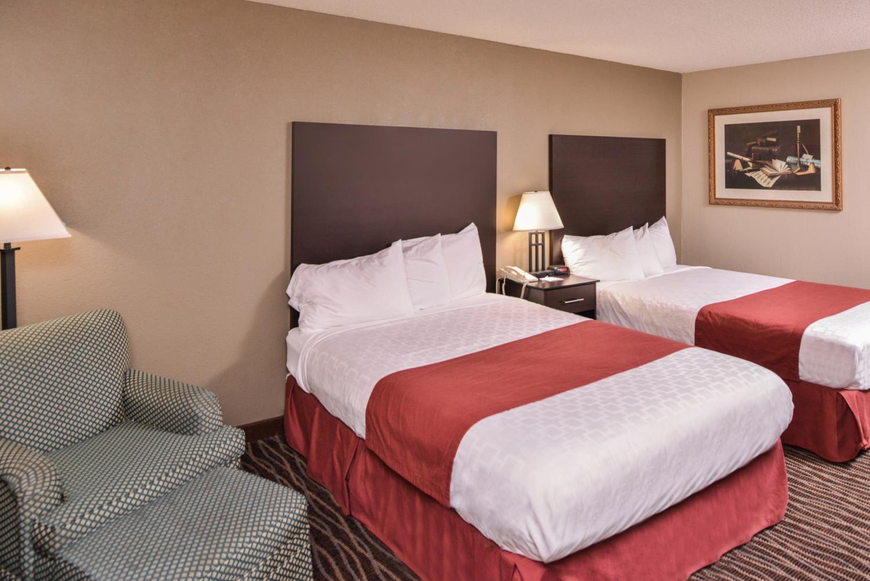 Queen Room with Mobility Access and Roll-In Shower - Non-Smoking - Photo 2