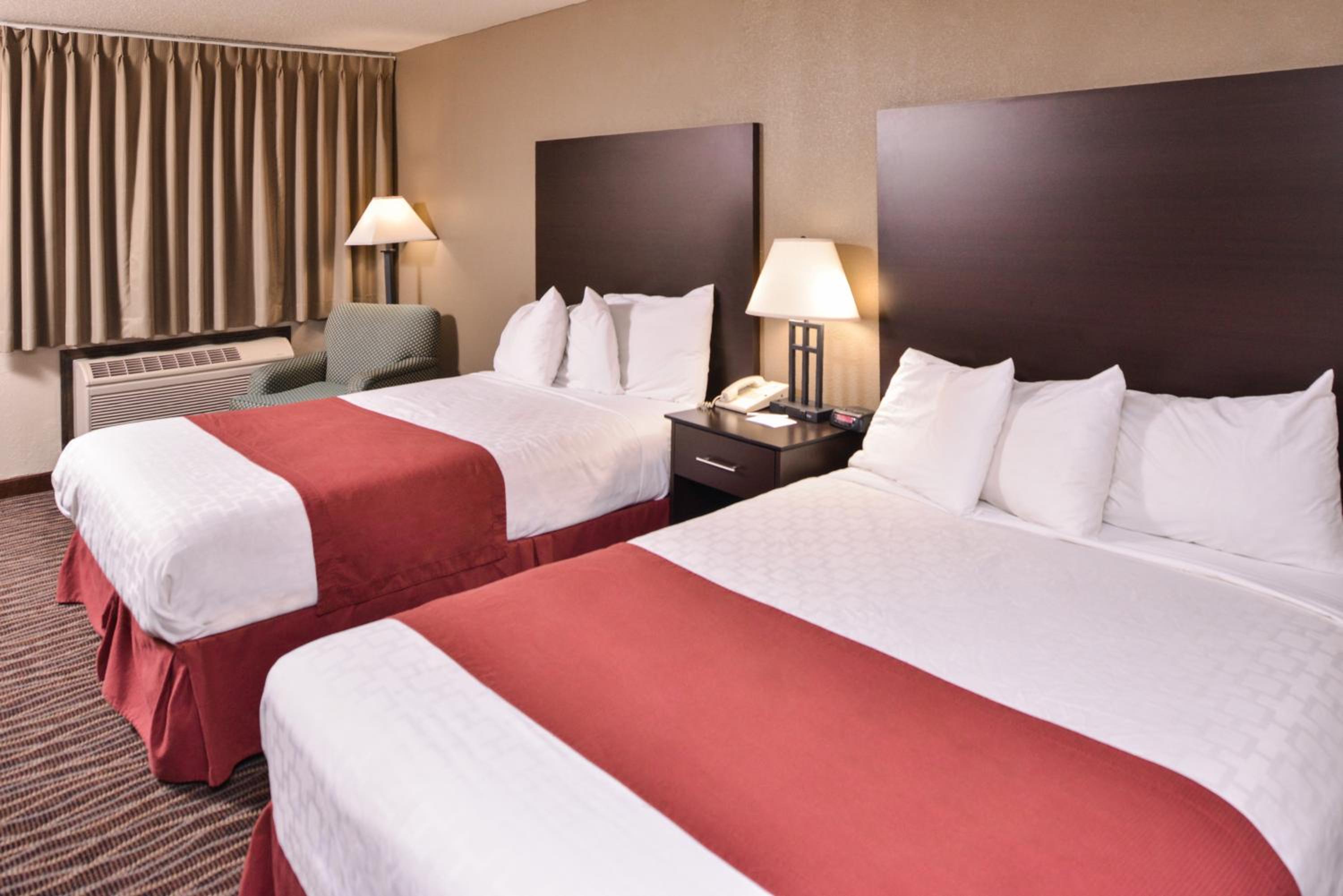 Queen Room with Mobility Access and Roll-In Shower - Non-Smoking - Photo 3