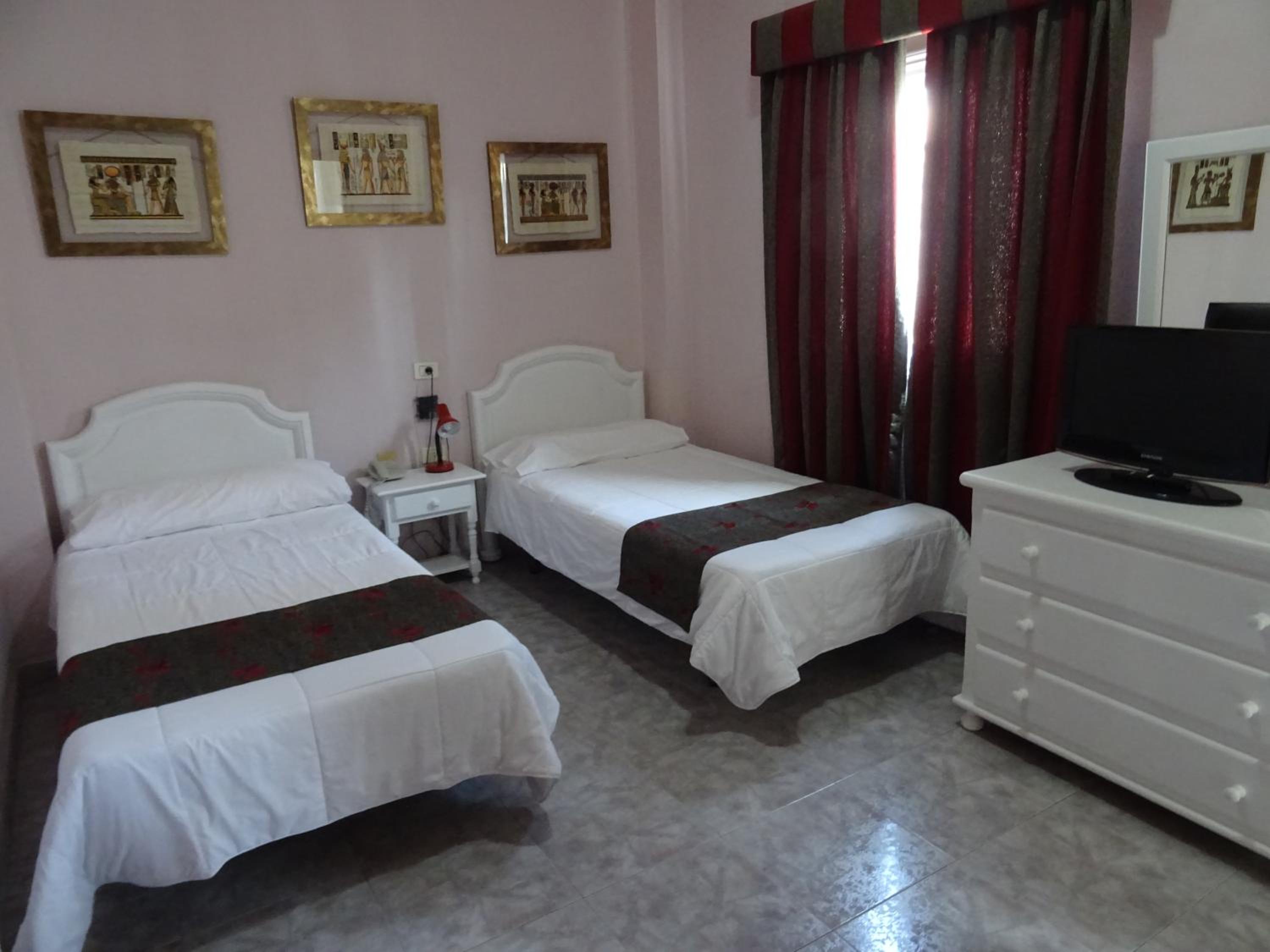 Twin Room thumbnail 5