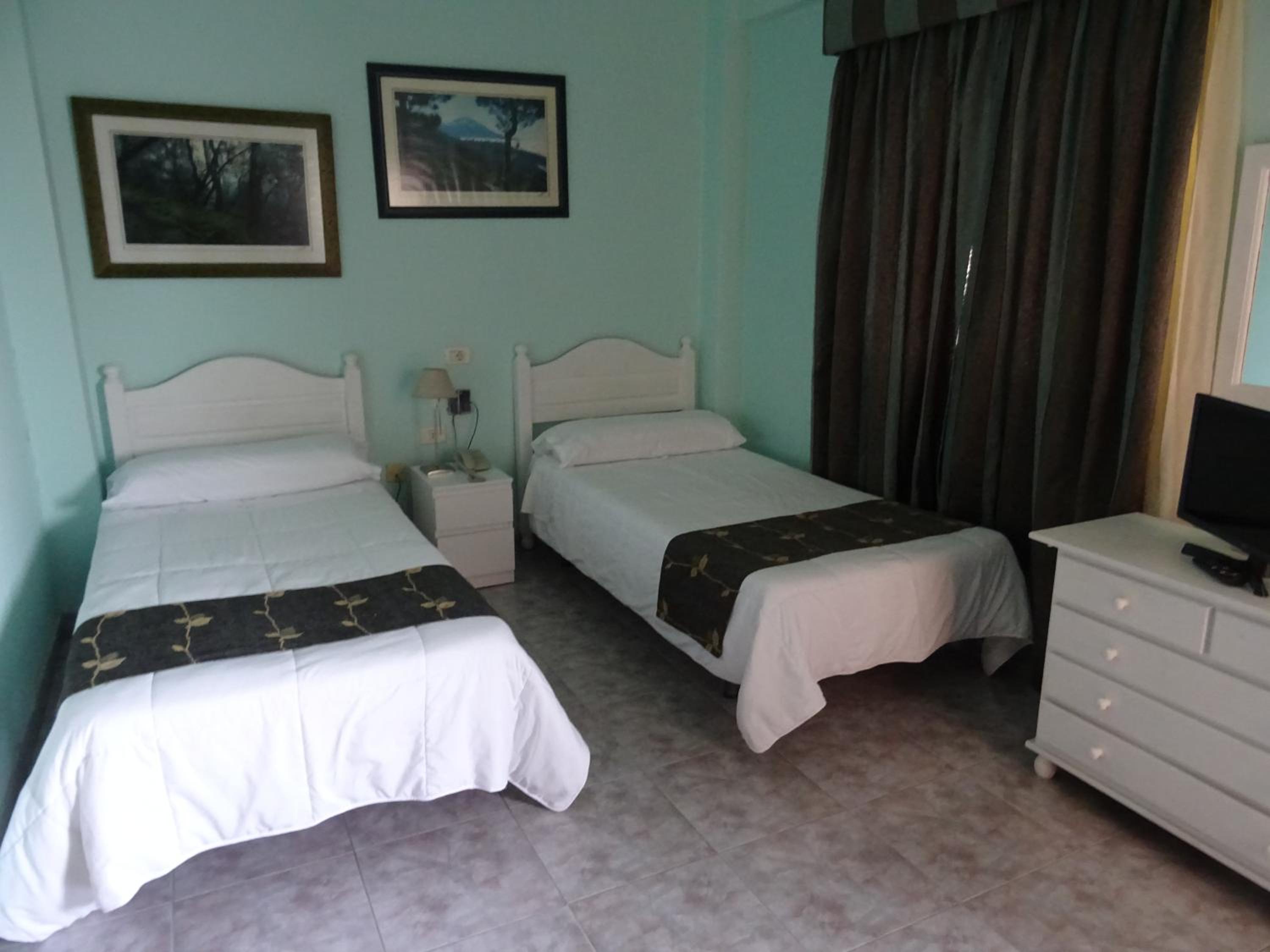 Twin Room thumbnail 6