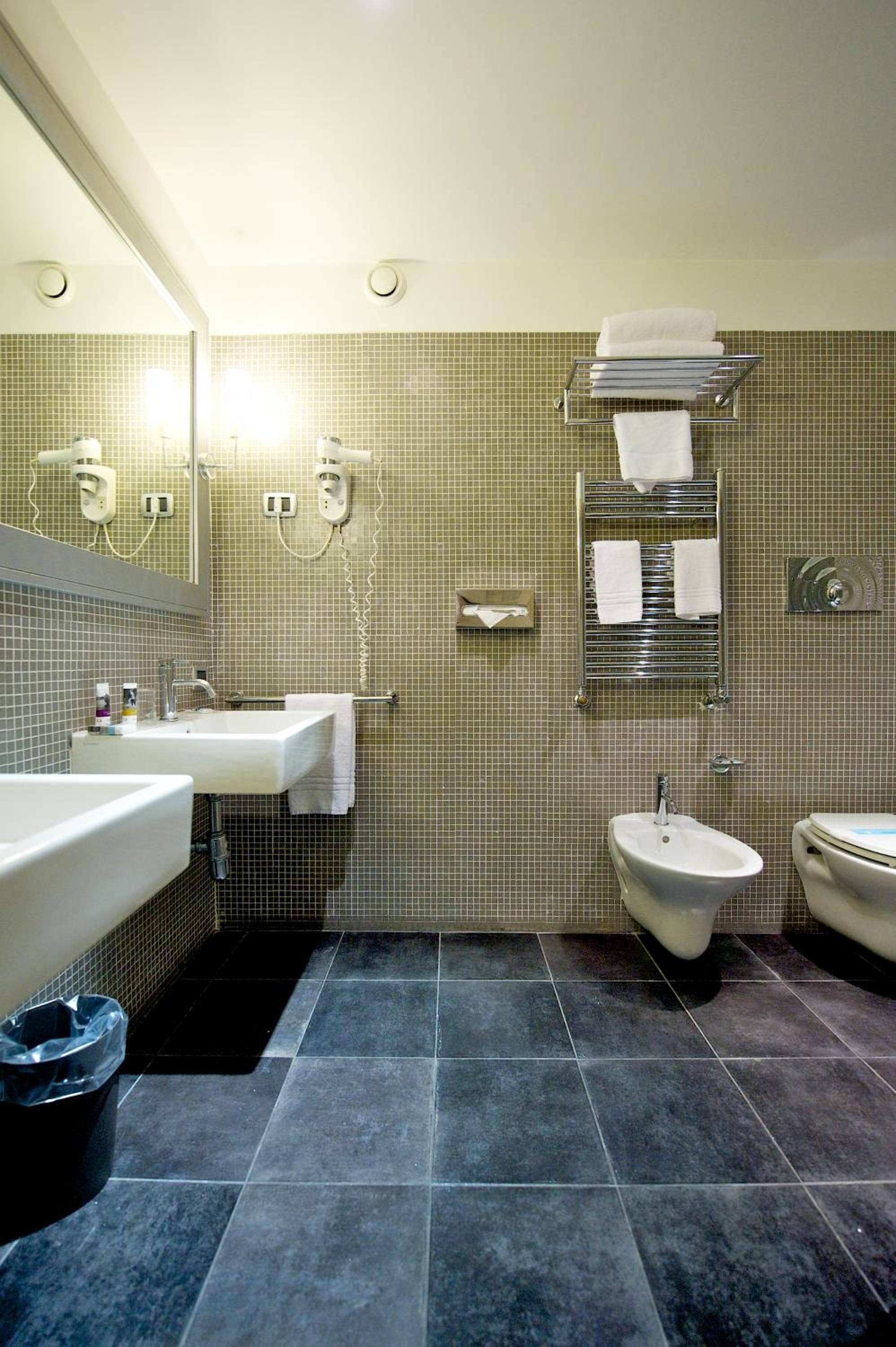 Superior Room with 1 Double Bed and 1 Single Bed - Photo 2