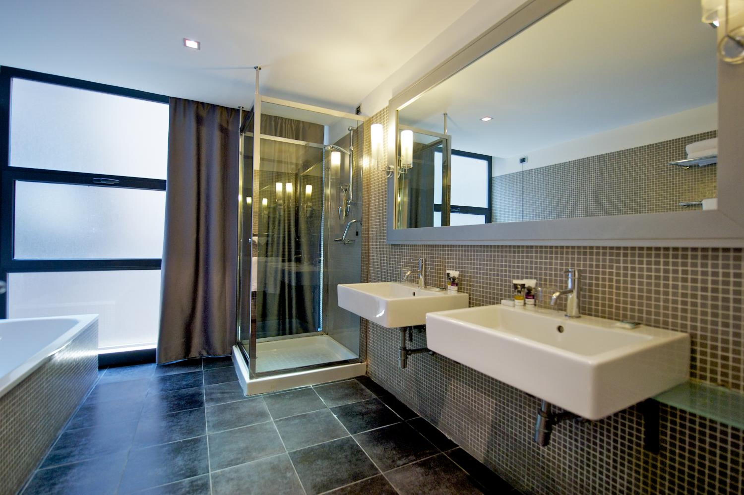 Superior Room with 1 Double Bed and 1 Single Bed - Photo 3