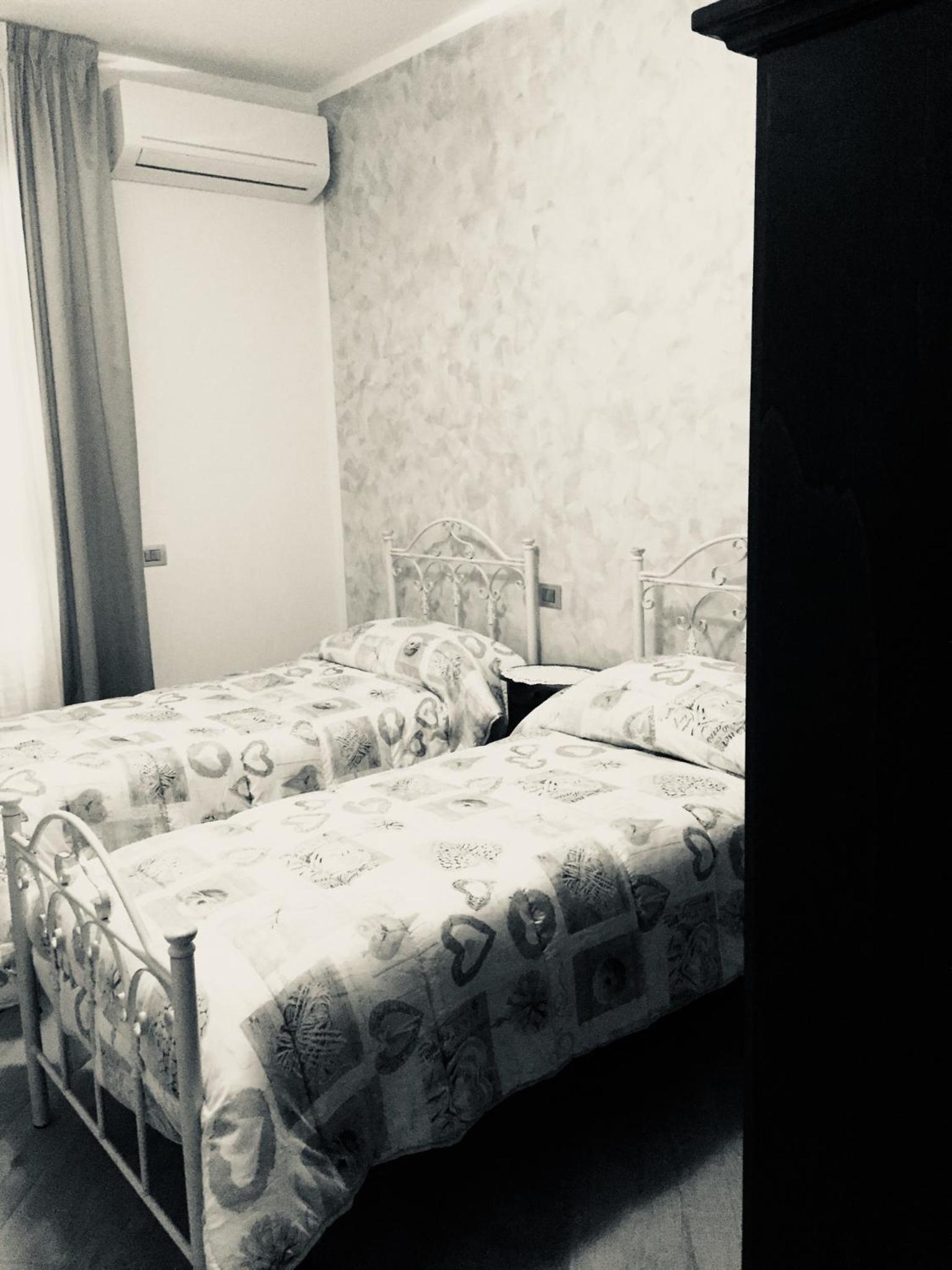 Twin Room - Photo 3