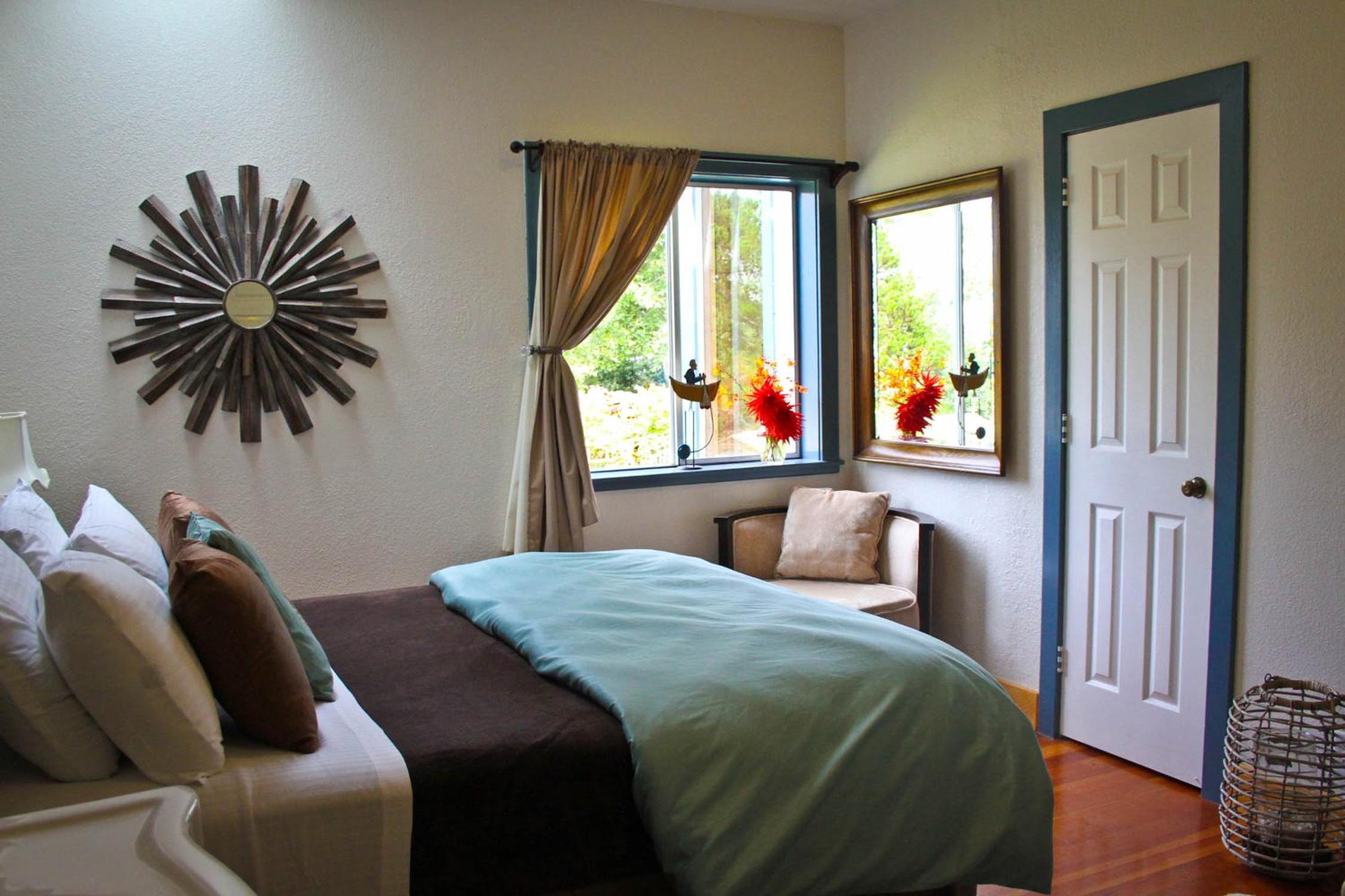 Queen Room photo 2