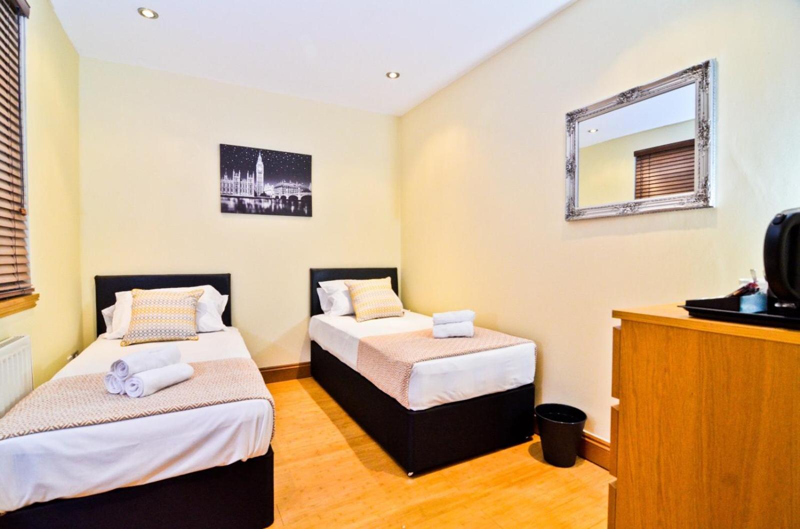 Basic Triple Room with Shared Bathroom photo 3