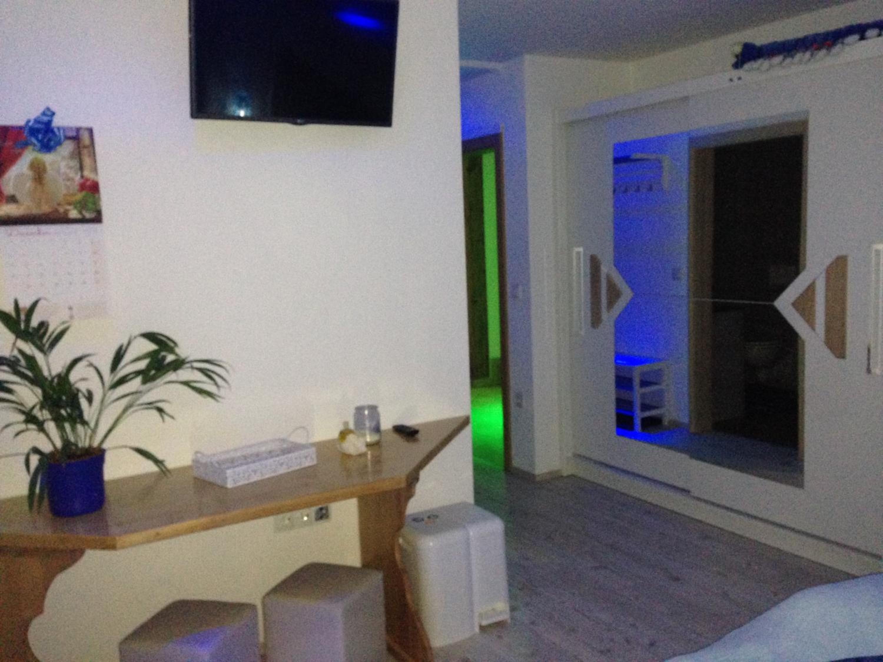 Quadruple Room with Balcony - Photo 8