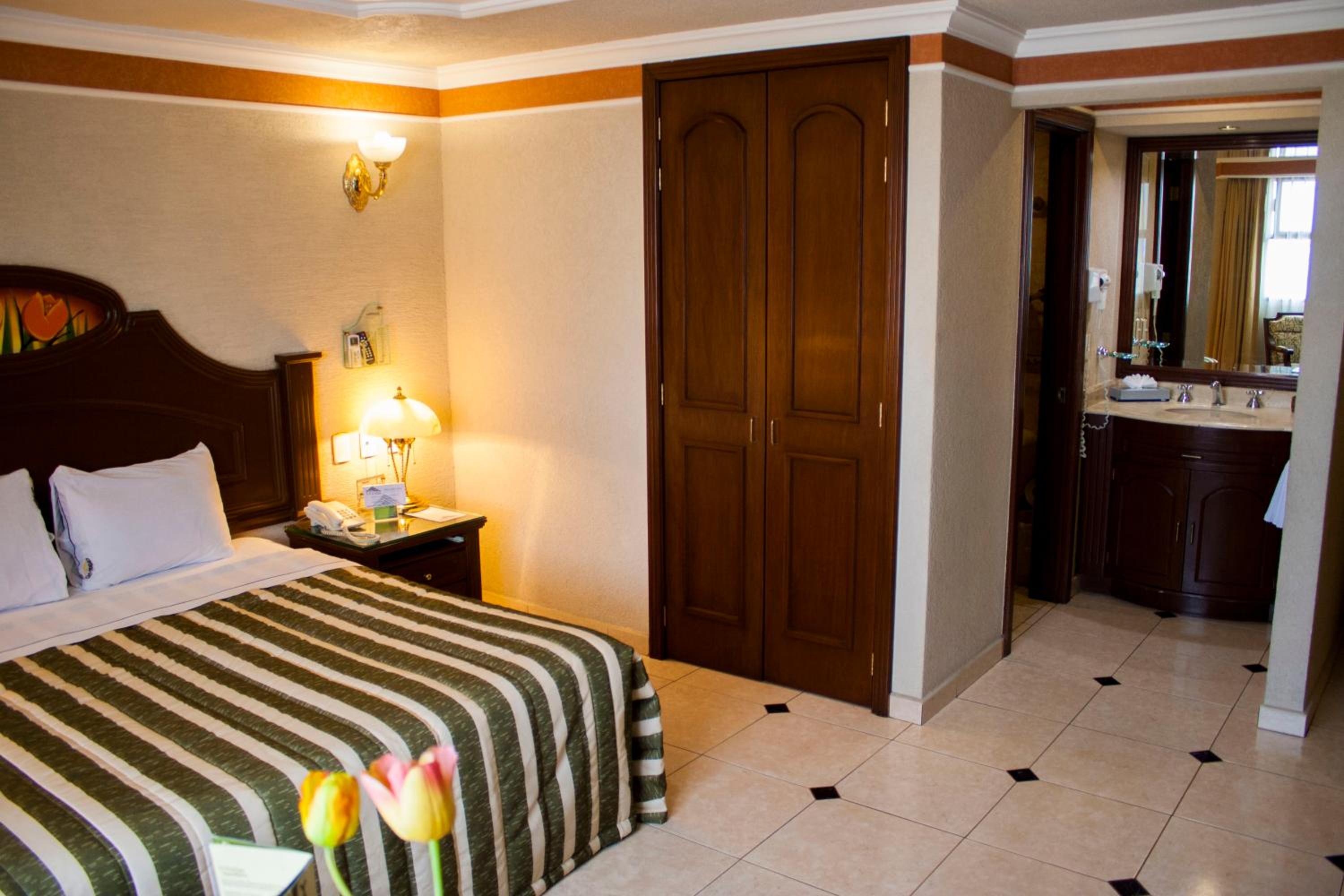 Executive Queen Room - Photo 6